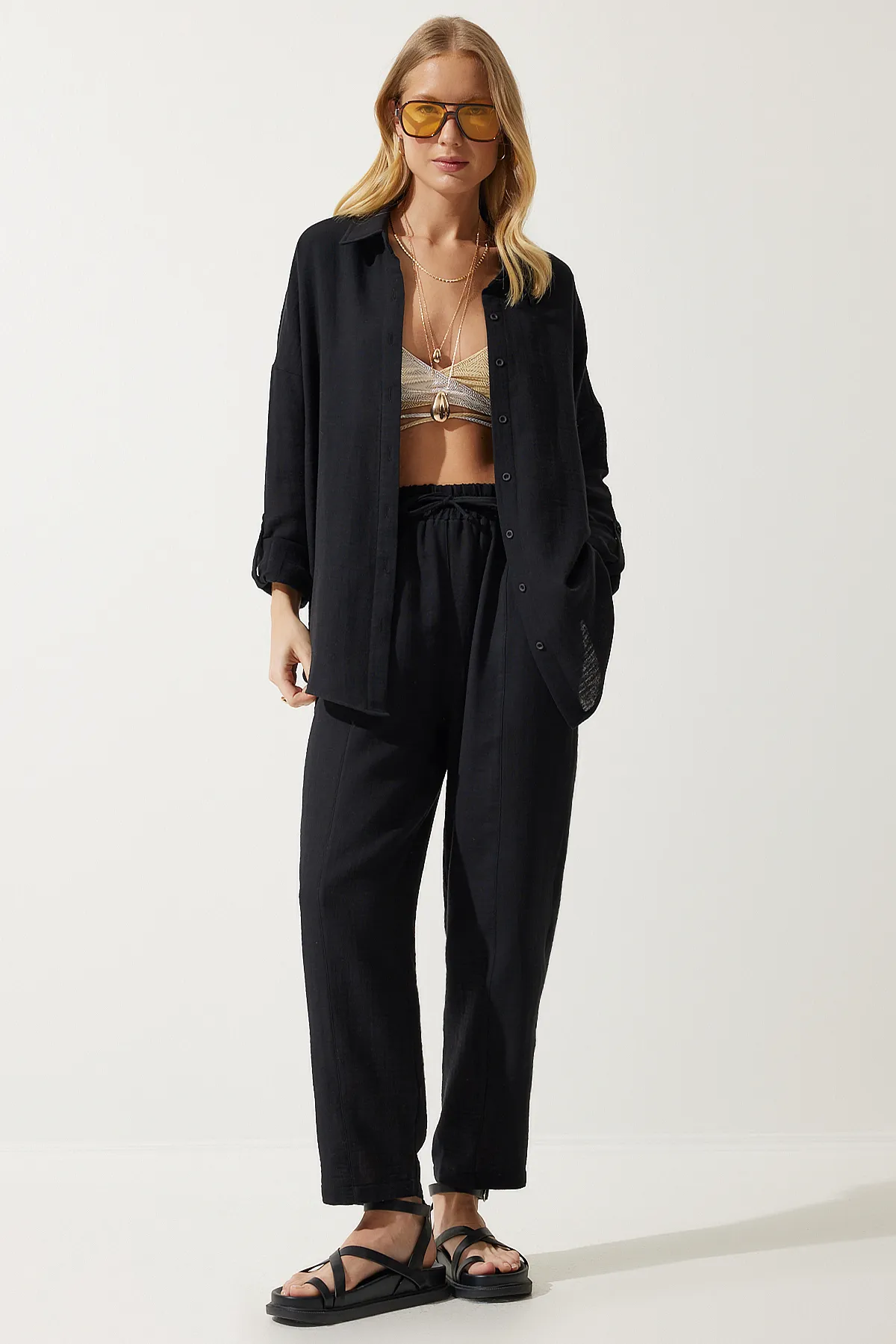 Happiness İstanbul  Schwarzes Oversize-Set aus Musselin-Hemd und -Hose für Damen TO00128