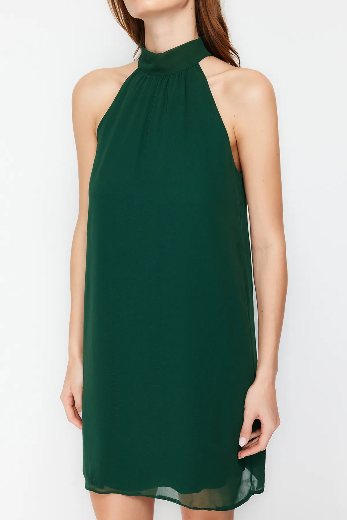 Trendyol Collection  Smaragdgrünes, gerade geschnittenes Neckholder-Minikleid aus Webstoff TWOSS23EL01059