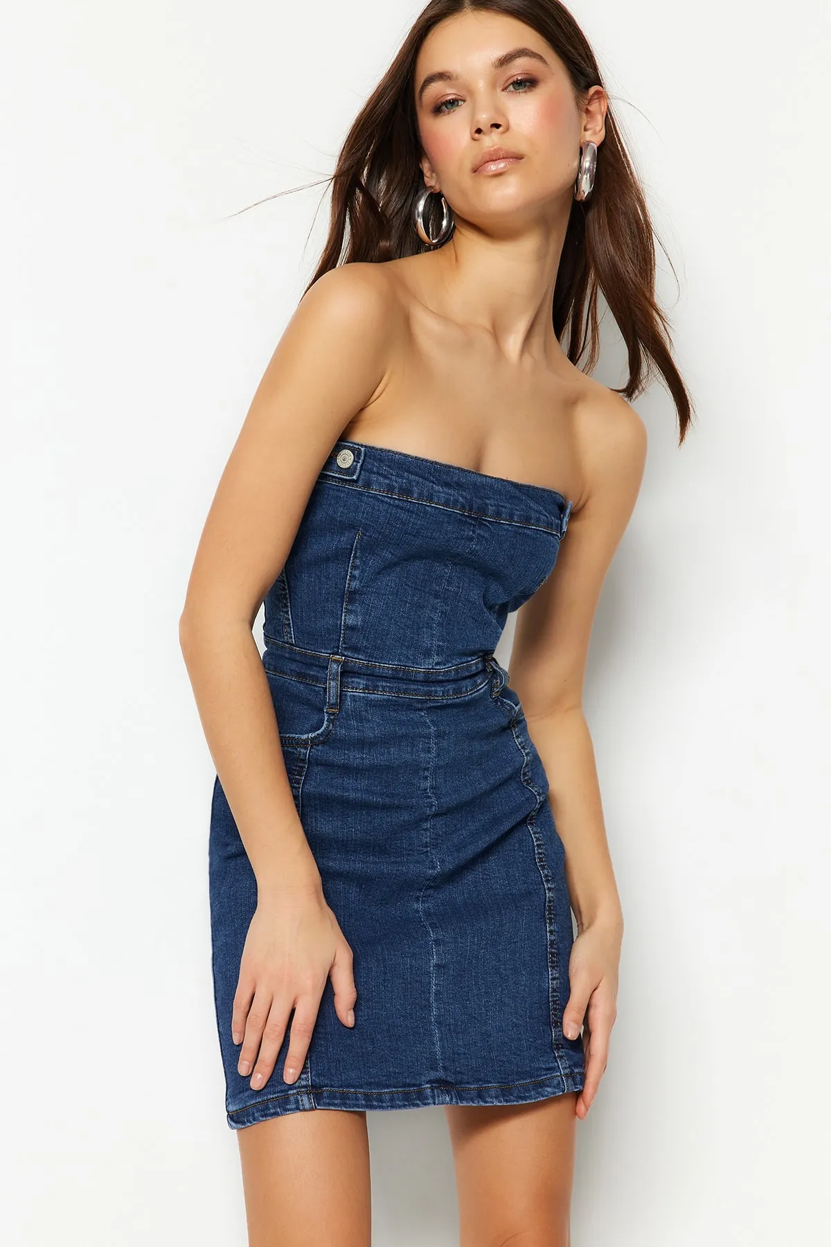 Trendyol Collection  Blaues, trägerloses Mini-Jeanskleid mit Knopfdetail in limitierter Auflage TWOSS23EL01731