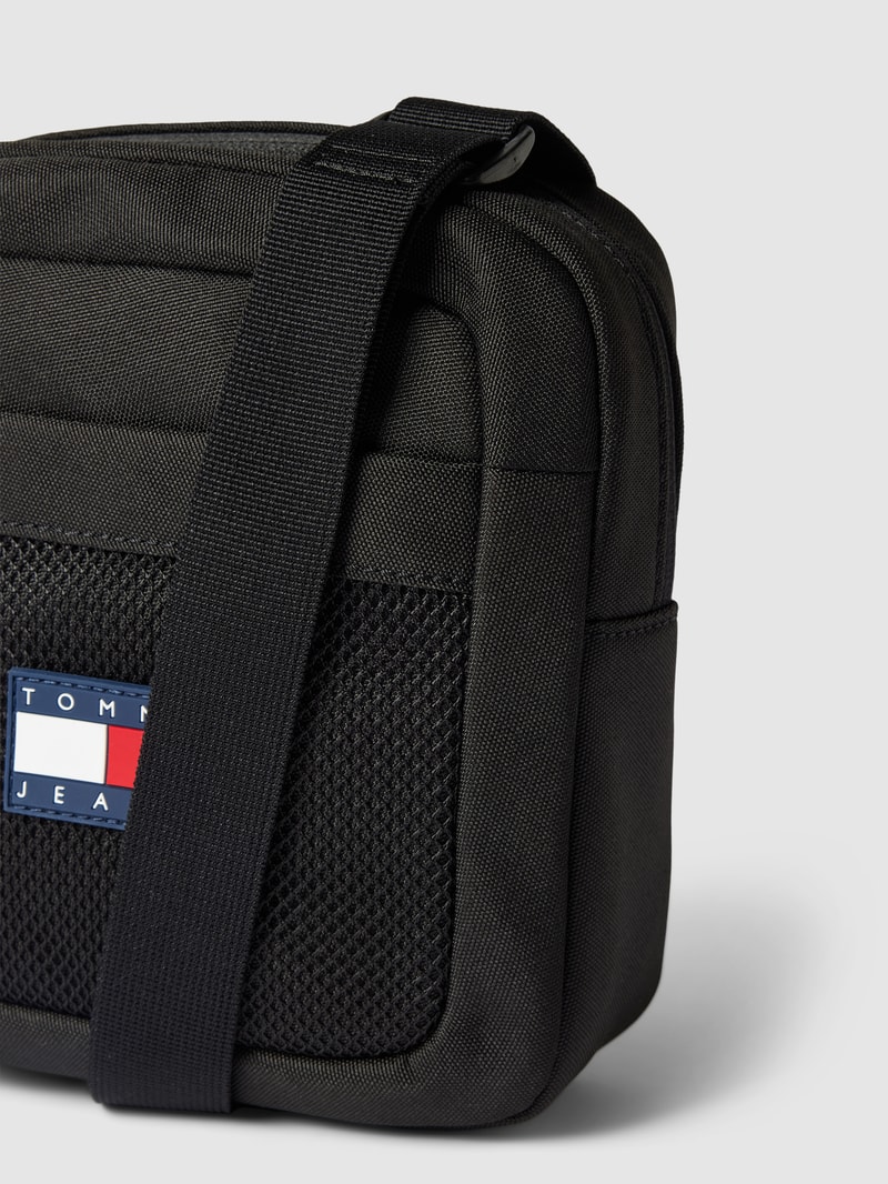Umhängetasche mit Label-Patch in schwarz