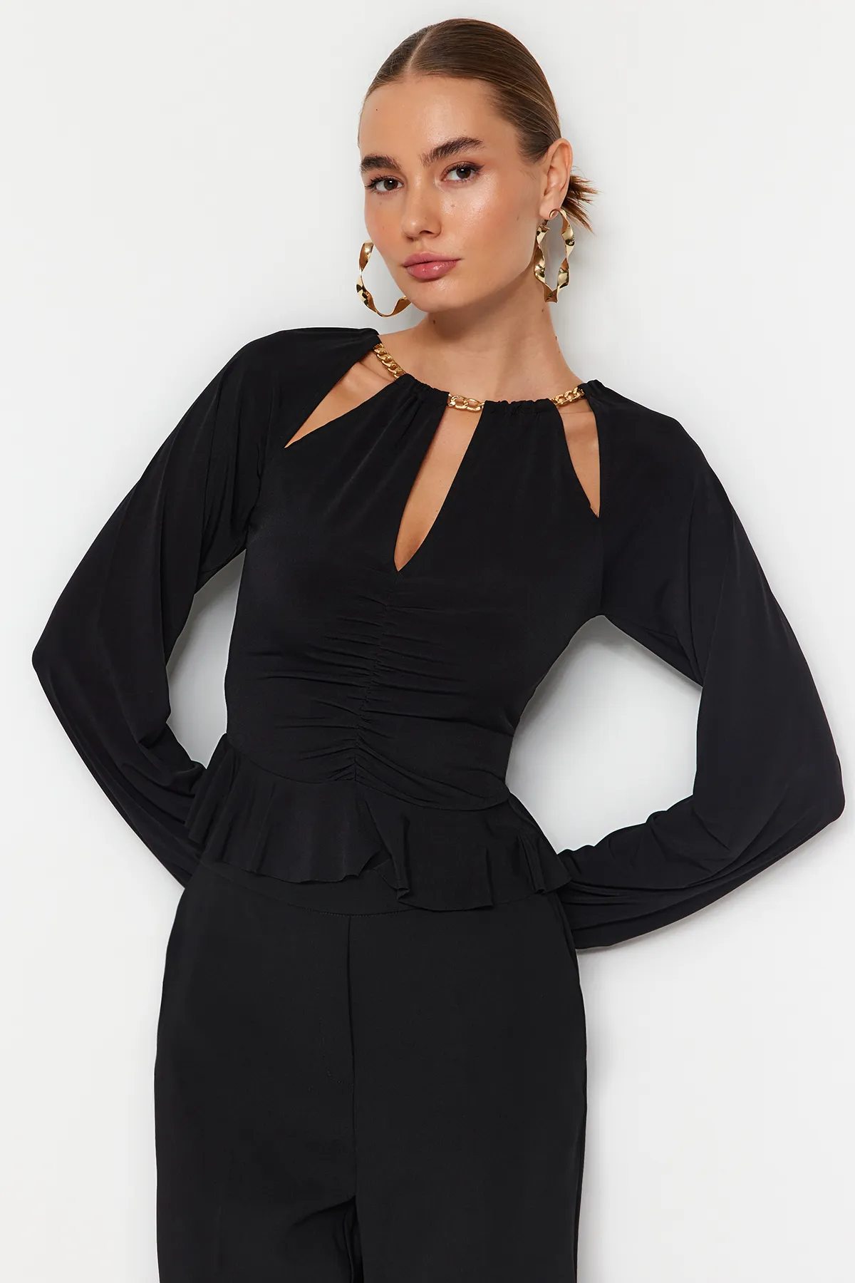 Trendyol Collection  Schwarze Strickbluse mit Fenster/Ausschnitt und detailliertem Accessoire TPRAW24BZ00053