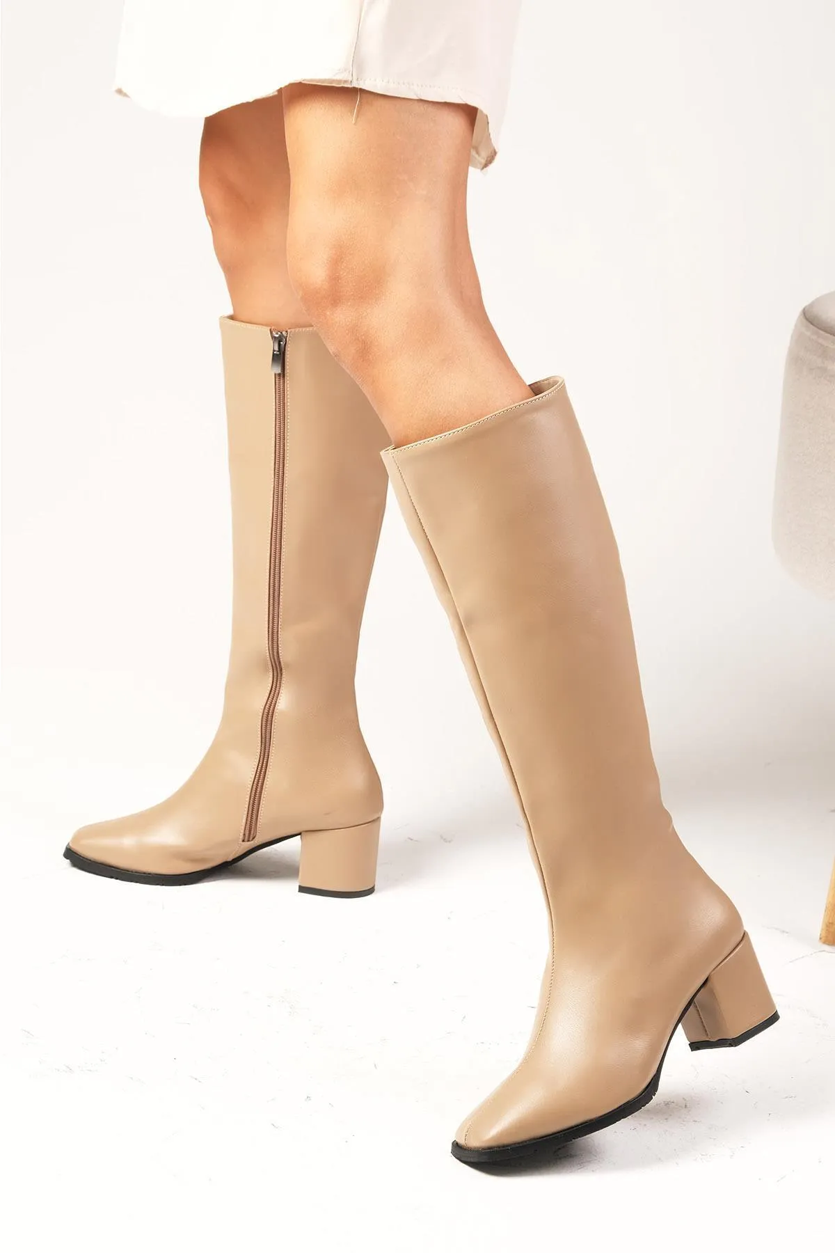Mio Gusto  Nerzfarbener seitlicher Reißverschluss, dünne, mit Kunstpelz gefütterte, stumpfe Damenstiefel mit Absatz