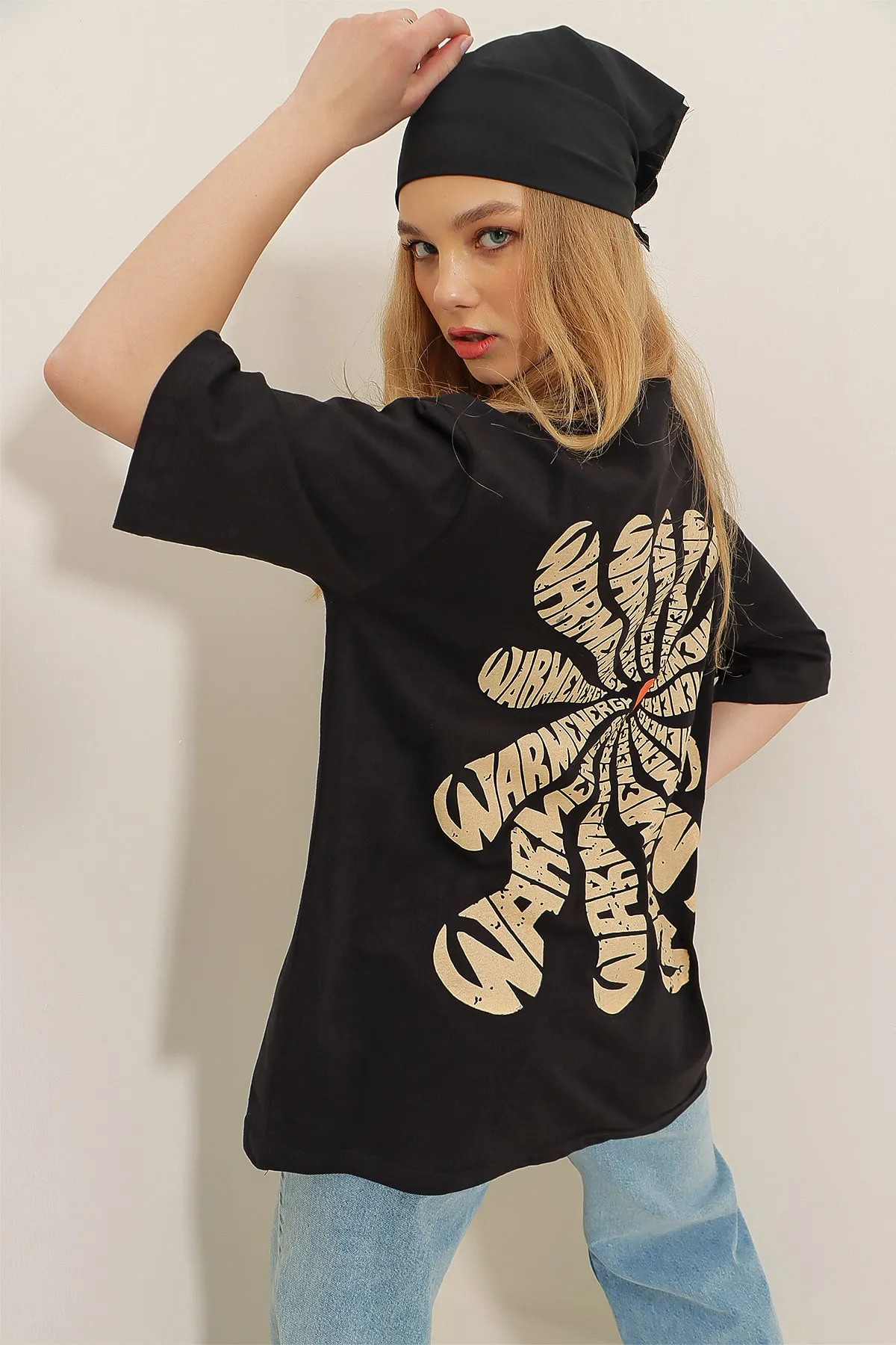 Trend Alaçatı Stili  Schwarzes Oversize-T-Shirt für Damen aus 100 % Baumwolle mit Rundhalsausschnitt vorne und hinten und Flockdruck ALC-X7978