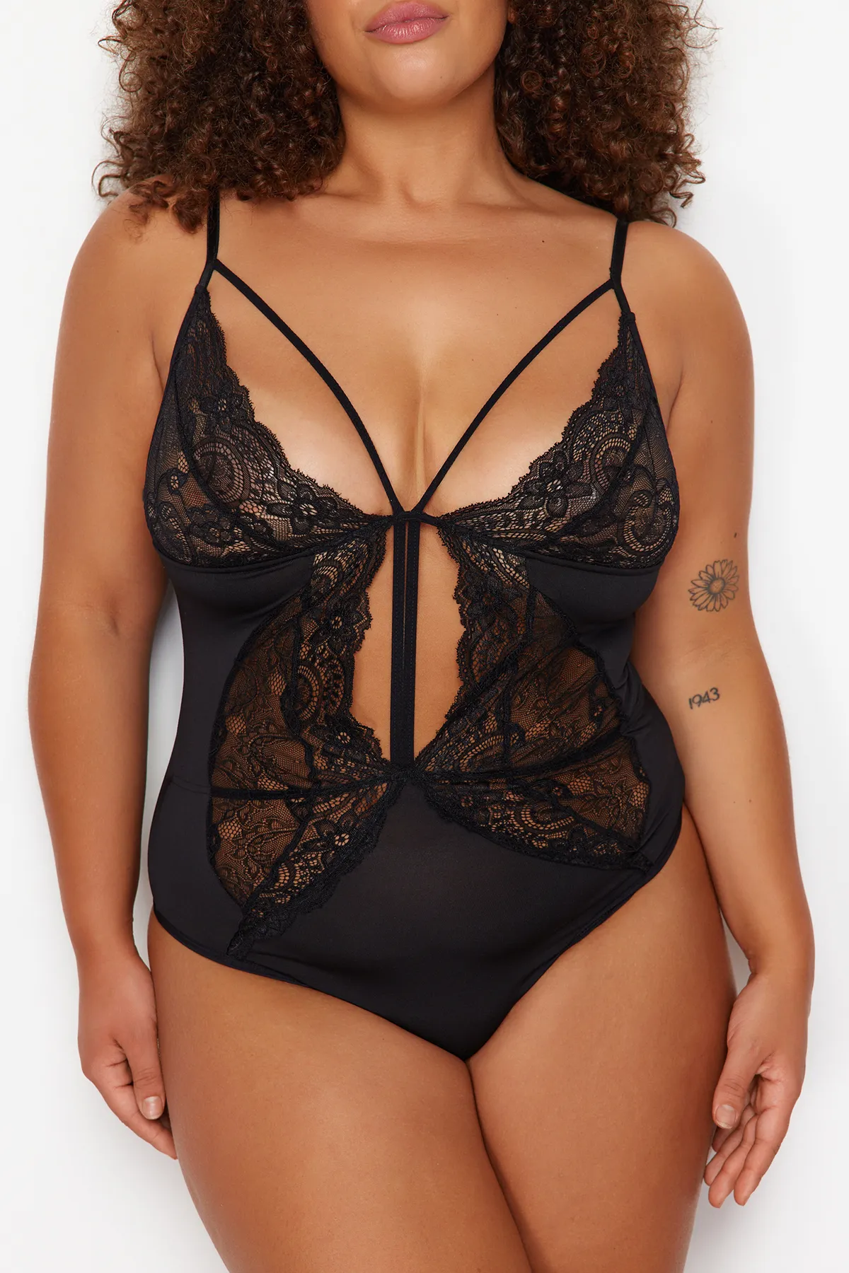 Trendyol Curve  Schwarzer Spitzen-Body mit Details TBBSS23CS00000