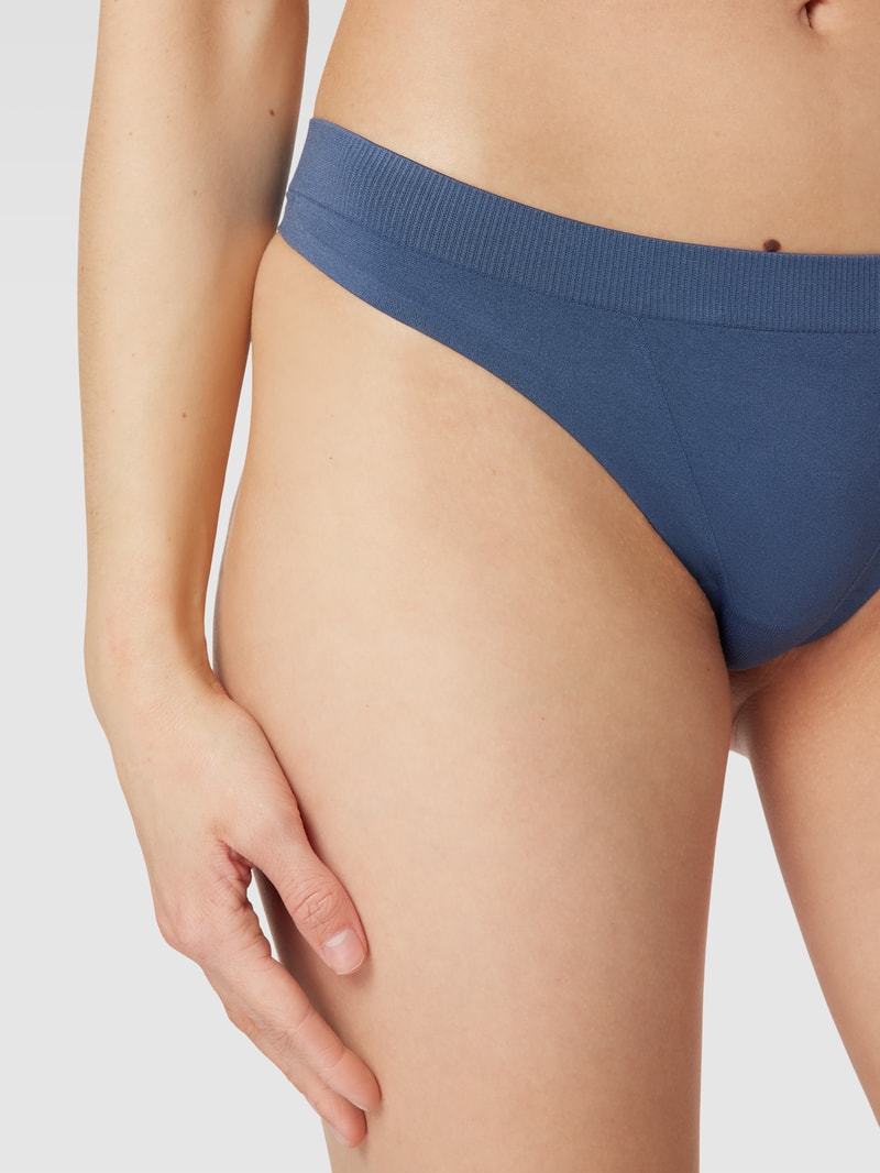 String mit Label-Detail in ozean blau