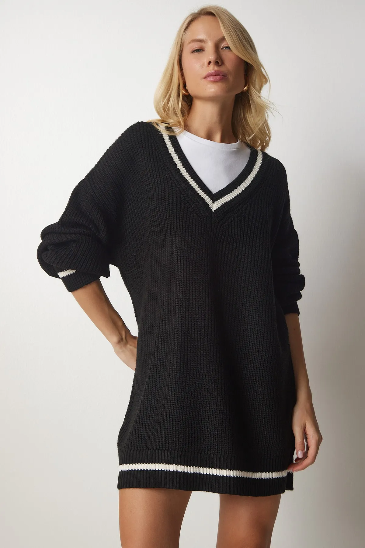 Happiness İstanbul  Schwarzes, langes, übergroßes Strick-Sweatshirt mit V-Ausschnitt für Damen, BP00140