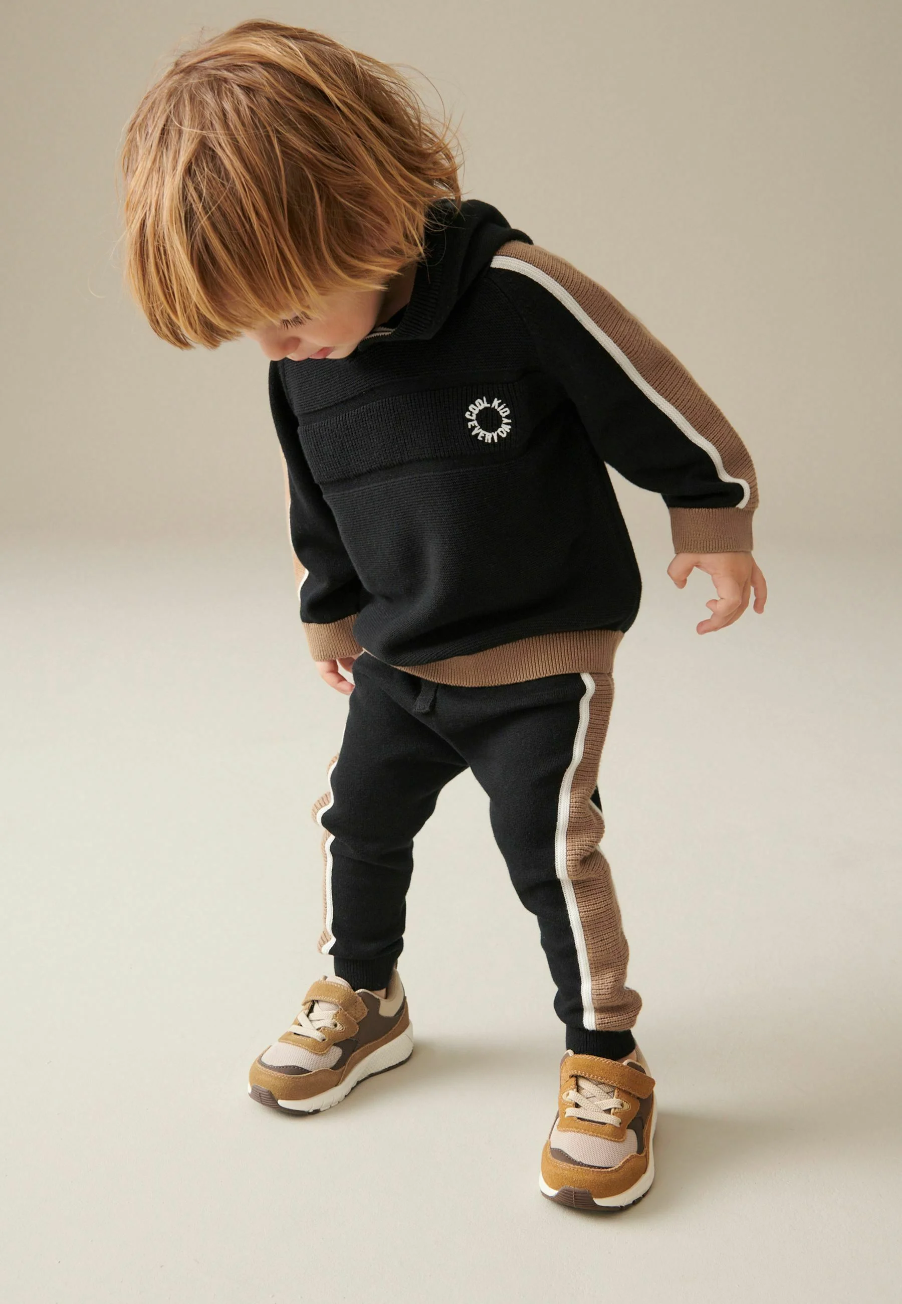 Siguiente CONJUNTO ESTÁNDAR - Sudadera con capucha