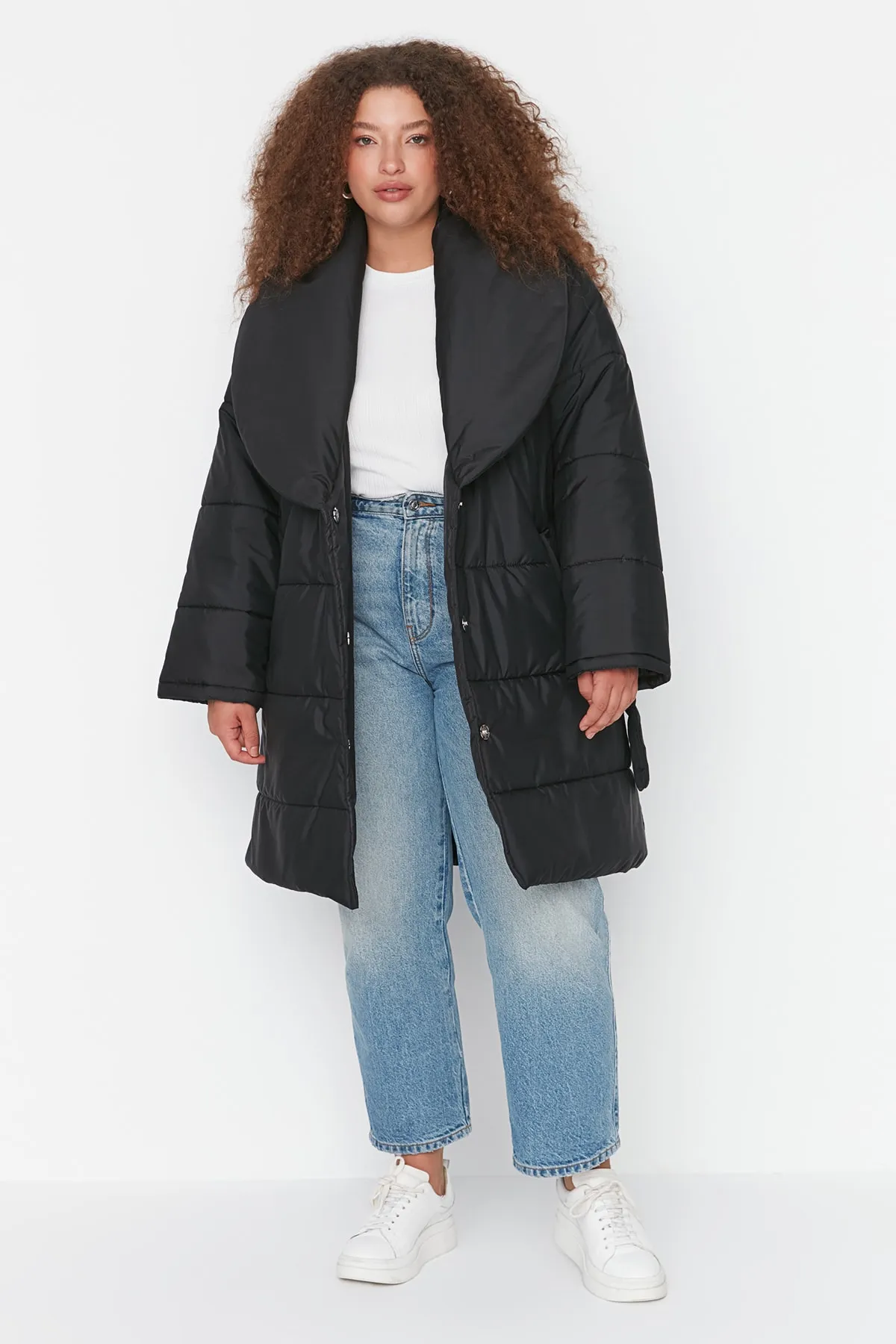 Trendyol Curve  Schwarze, übergroße Pufferjacke mit Schalkragen TBBAW23AW00000