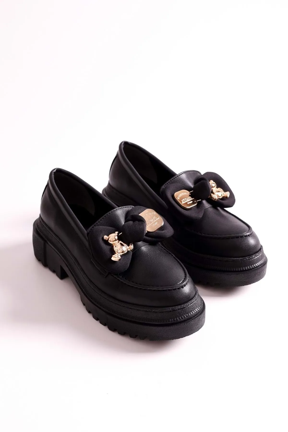 Shoeberry  Damen Astor Black Skin Loafer mit dicker Sohle und Schleife, Black Skin