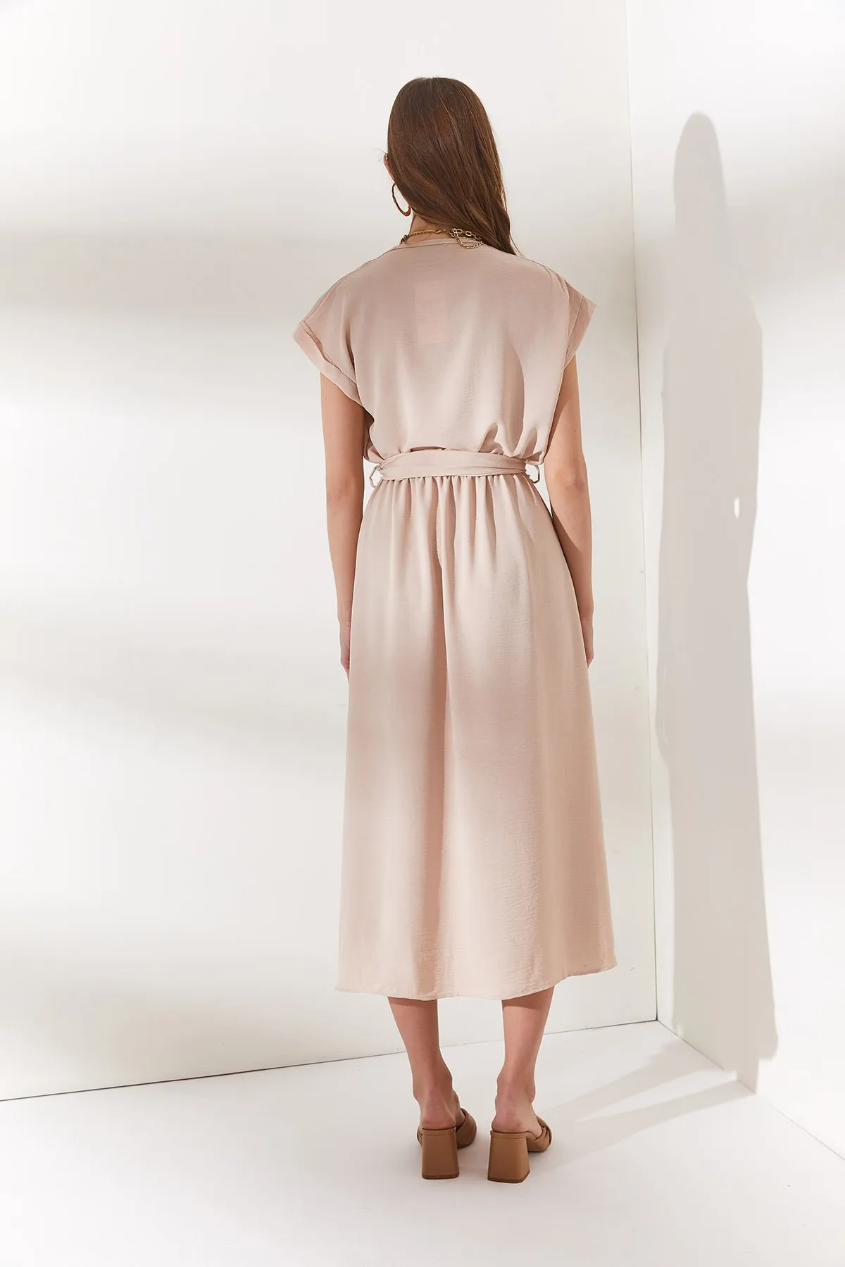 Olalook  Cremefarbenes, zweireihiges, gewebtes Kleid mit Gürtel und Schlitz für Damen ELB-19001690