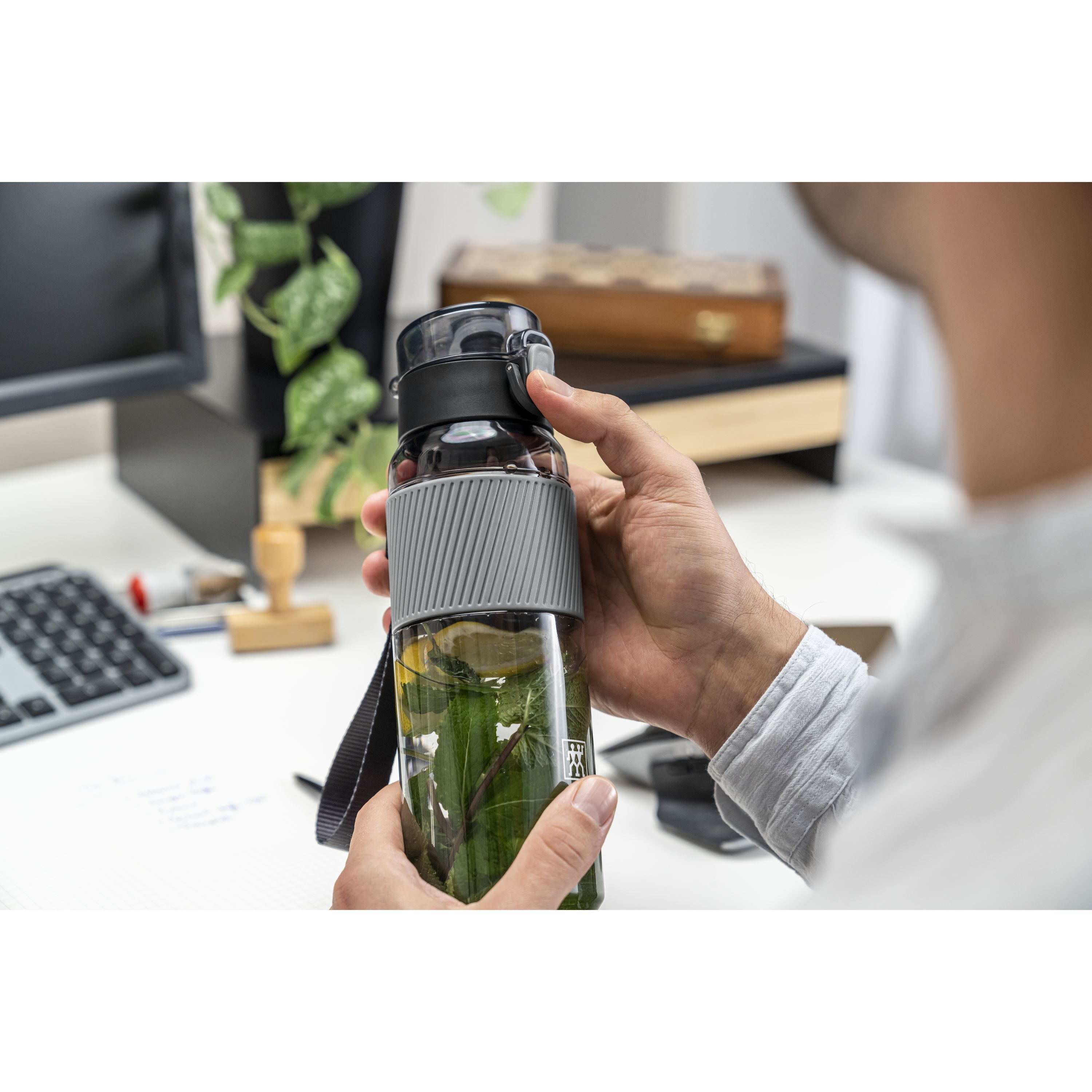 Trinkflasche, 680 ml, Tritan, Schwarz