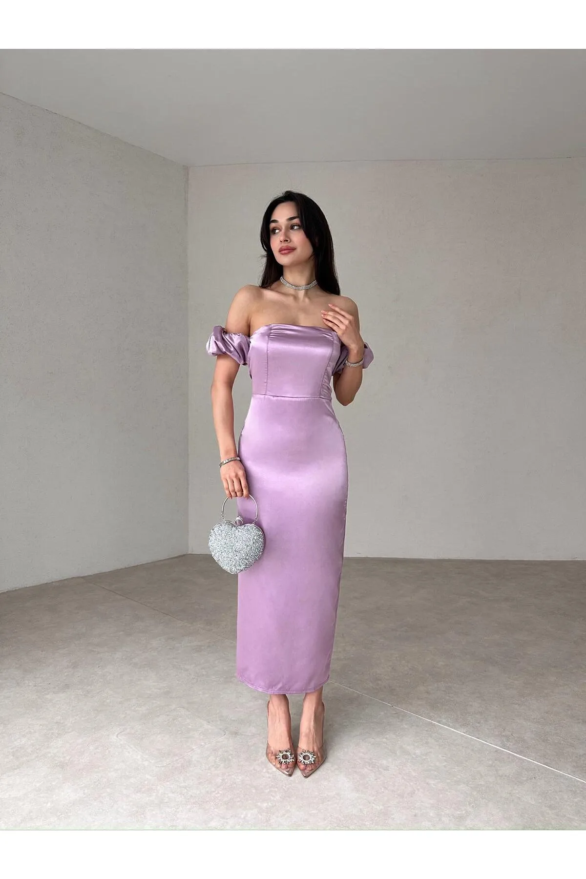 SONREİR  KLEID IN MIDI-GRÖSSE AUS SATINSTOFF MIT NIEDRIGEN SCHULTERN