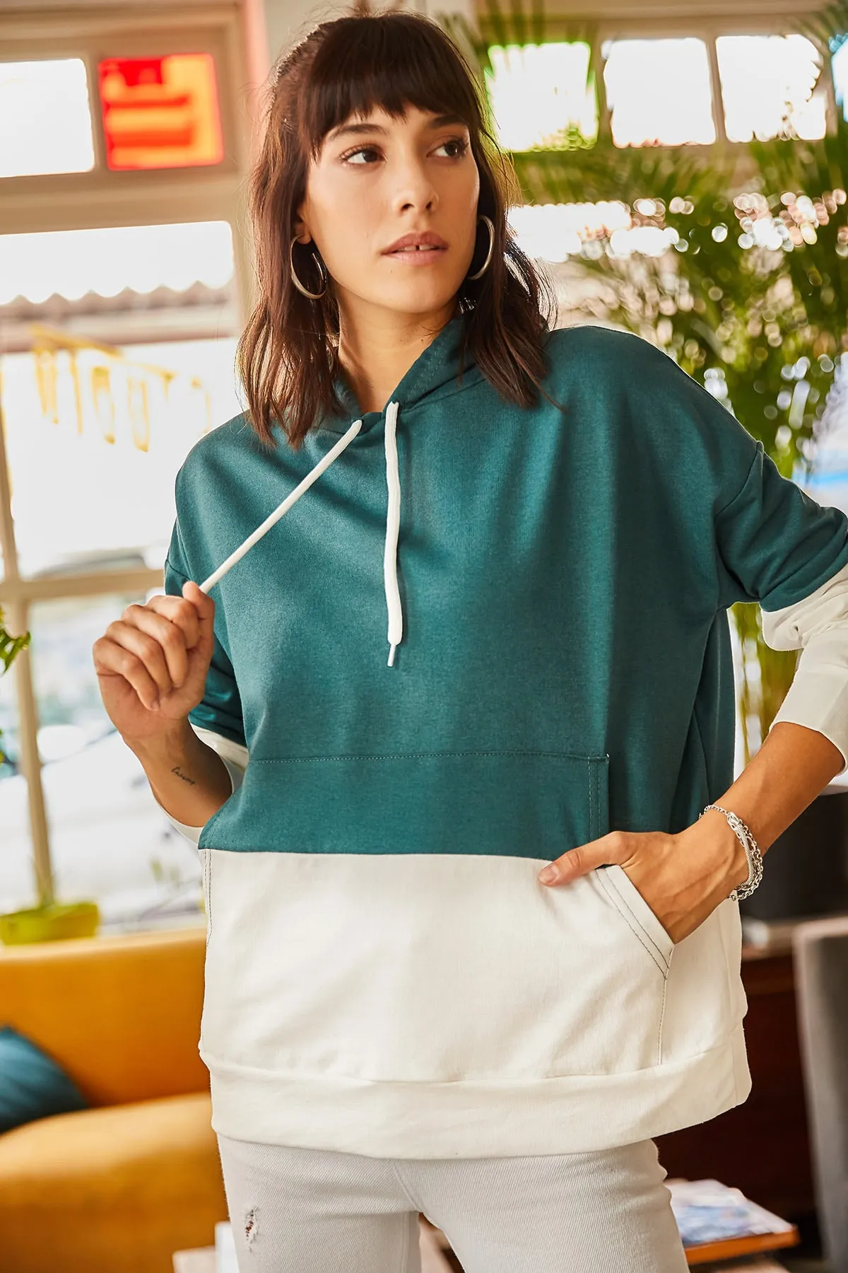 Olalook  Smaragdgrünes, asymmetrisches Kapuzensweatshirt mit Kontrast für Damen SWT-19000228