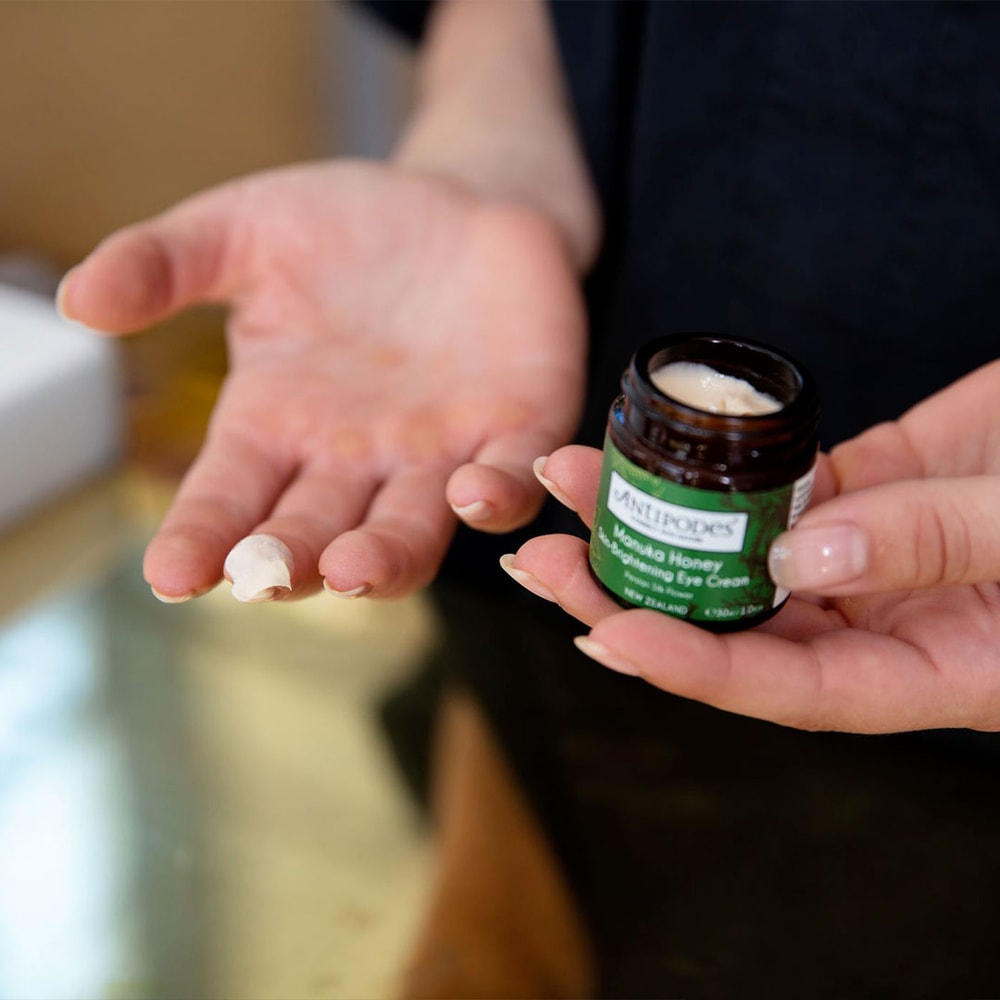 Antipodes Manuka Honey Contour Des Yeux Révélateur D'Éclat Au Miel De Manuka Crème pour les yeux végétarienne illuminatrice et hydratante