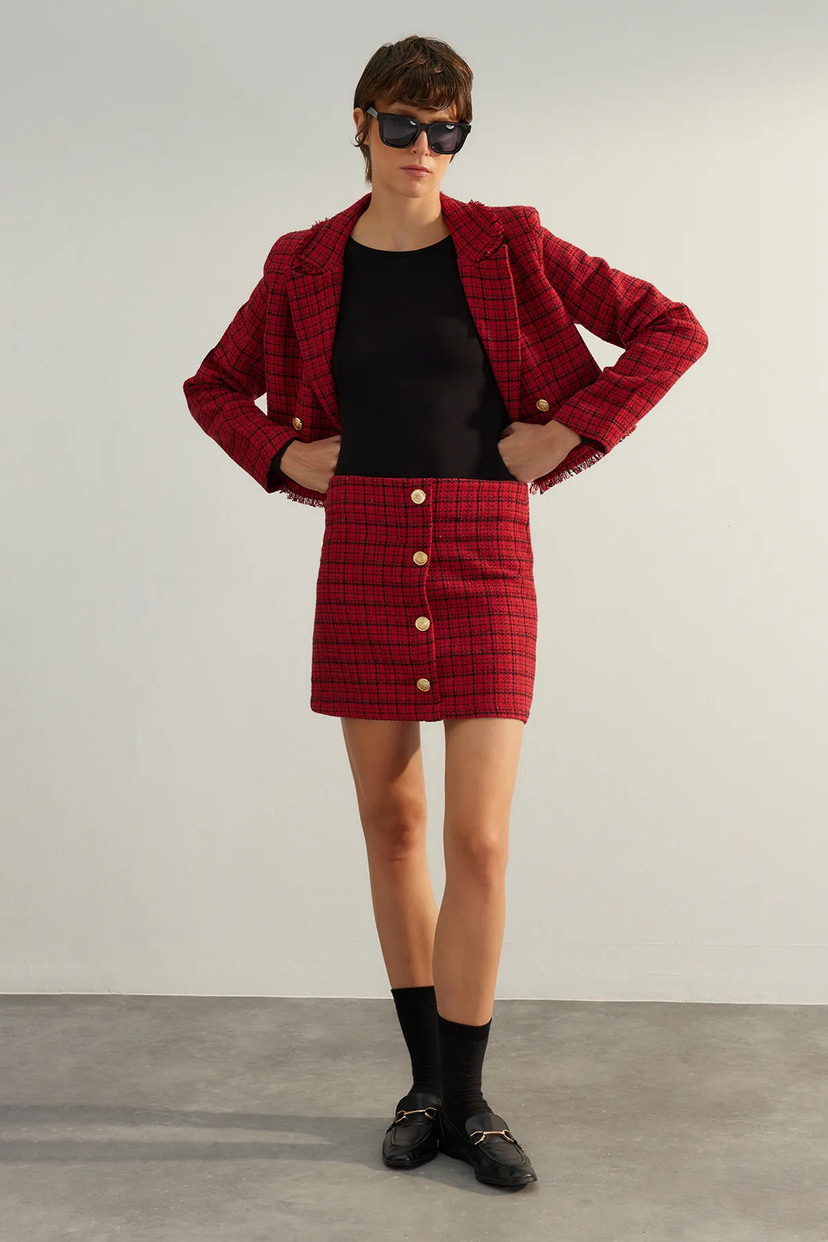 Trendyol Collection  Roter, hochwertiger Mini-Webrock aus Tweed mit Knöpfen und Details in Rot TWOAW24ET00275