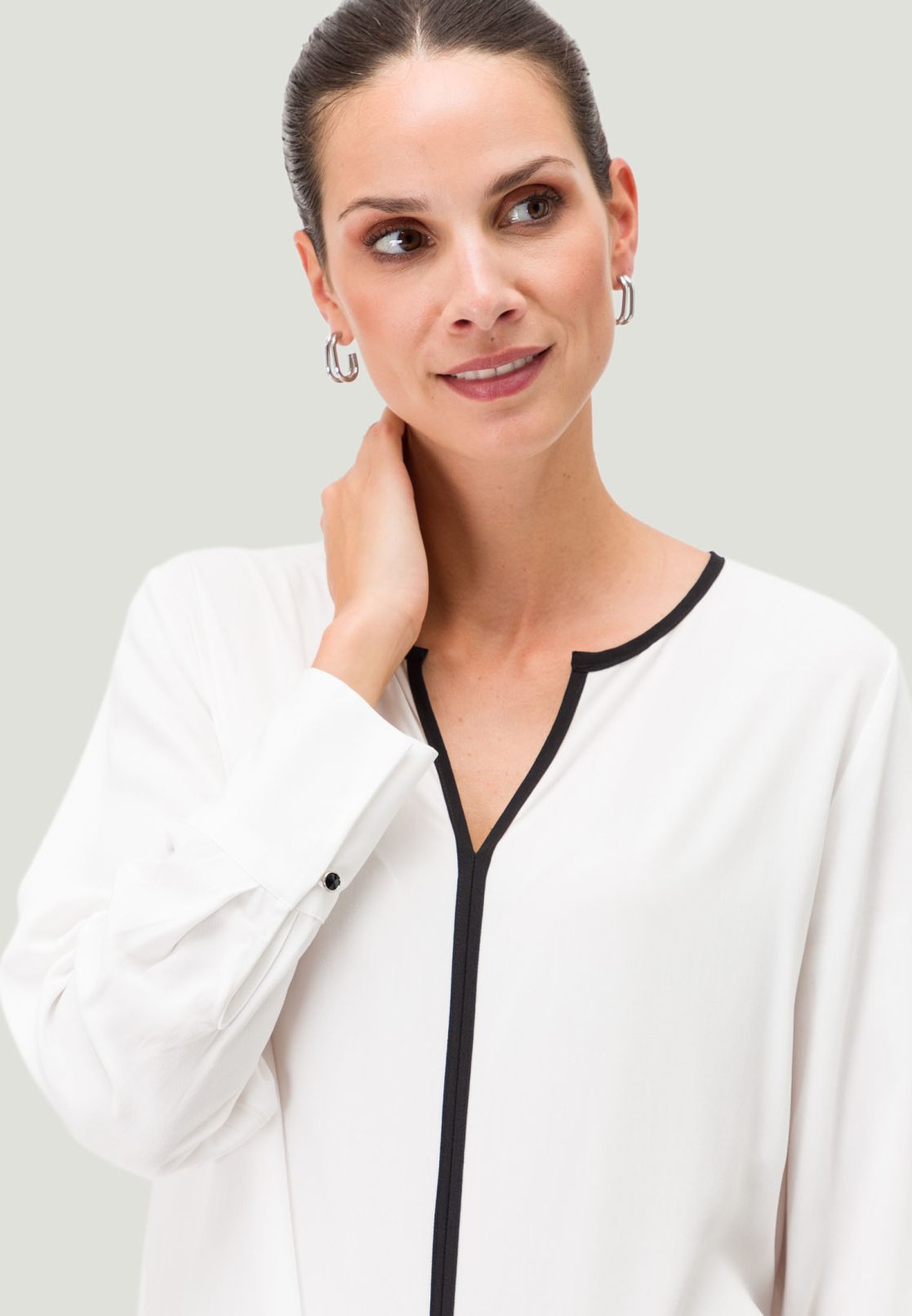 Viskosebluse mit Kontrastpaspel