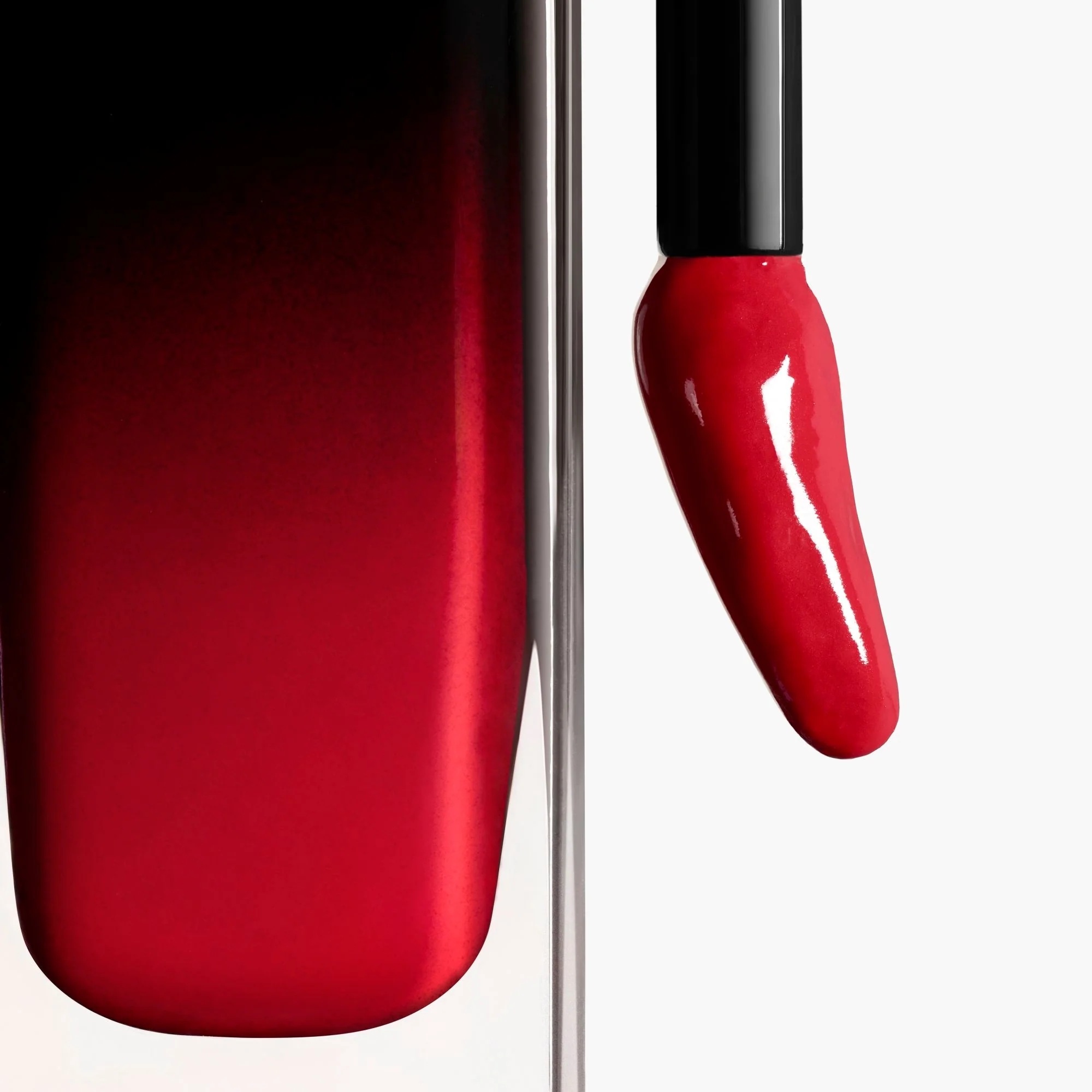 ROUGE ALLURE LAQUE - LE ROUGE À LÈVRES FLUIDE BRILLANT À LA TENUE EXTRÊME