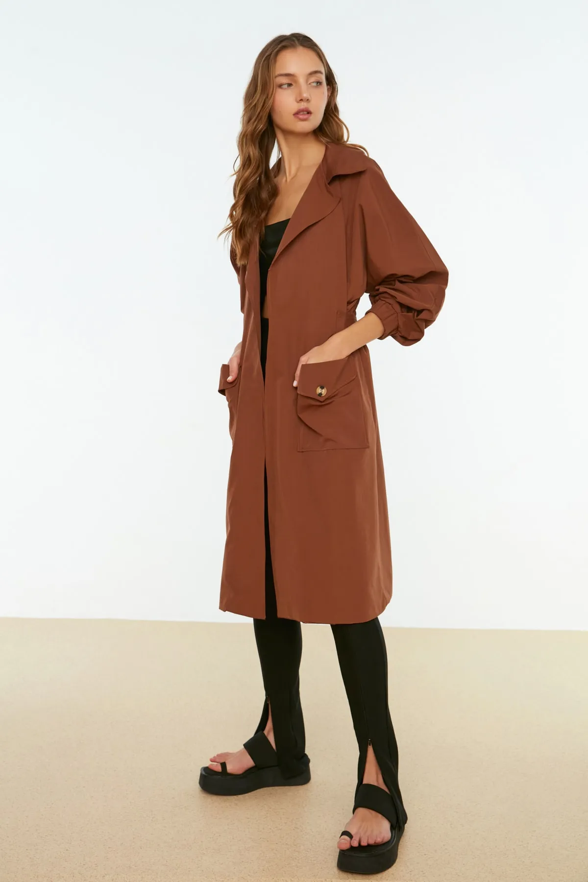 Trendyol Collection  Brauner, langer, übergroßer Trenchcoat mit Kordelzug in der Taille und Gürteldetail TWOSS20TR0010