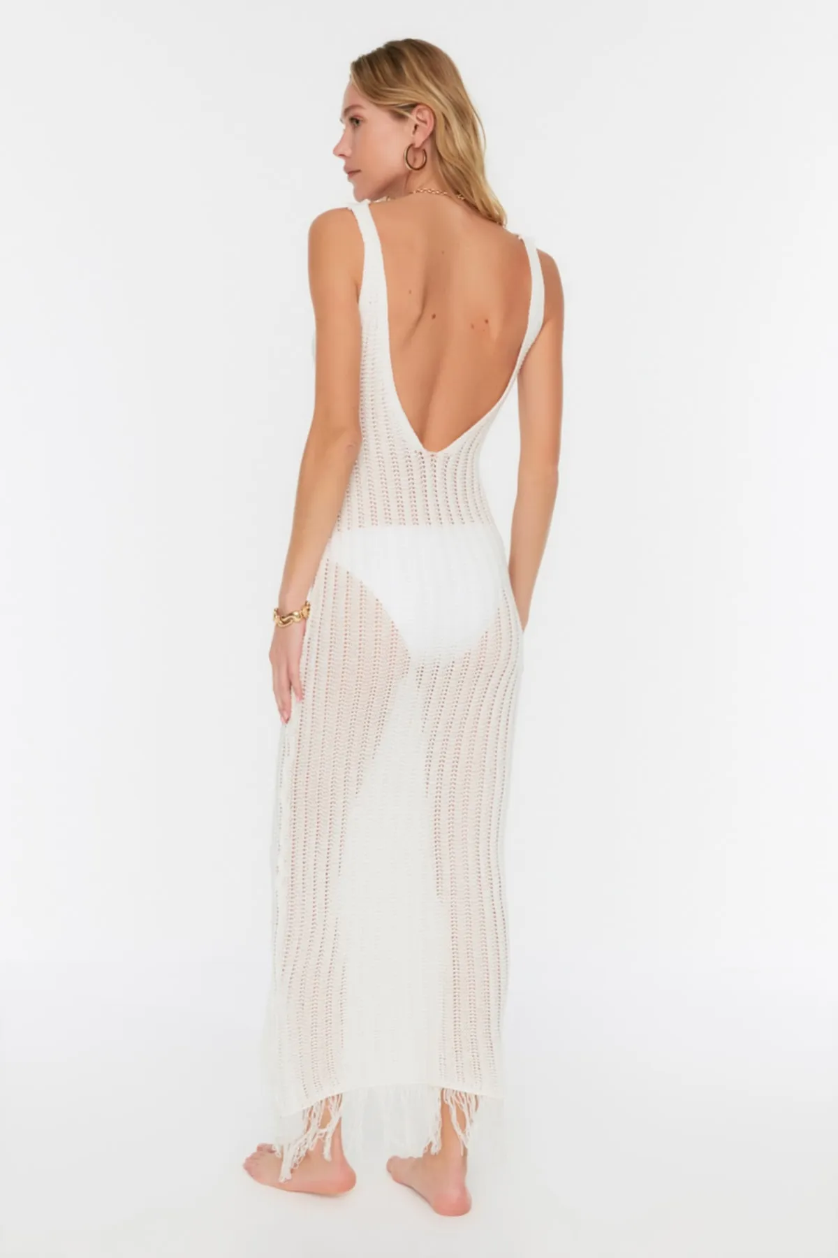 Trendyol Collection  Ecru-tailliertes Maxi-Strandkleid im gestrickten Strick-Look mit Quasten TBESS22EL2920