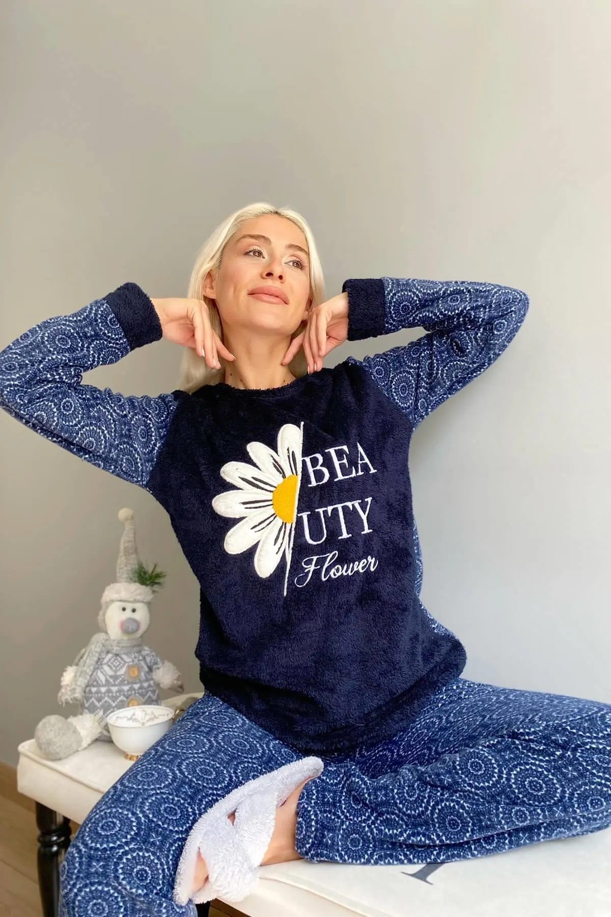 Pijamaevi  Marineblaues Damen-Pyjama-Set aus Plüsch mit Gänseblümchenmuster