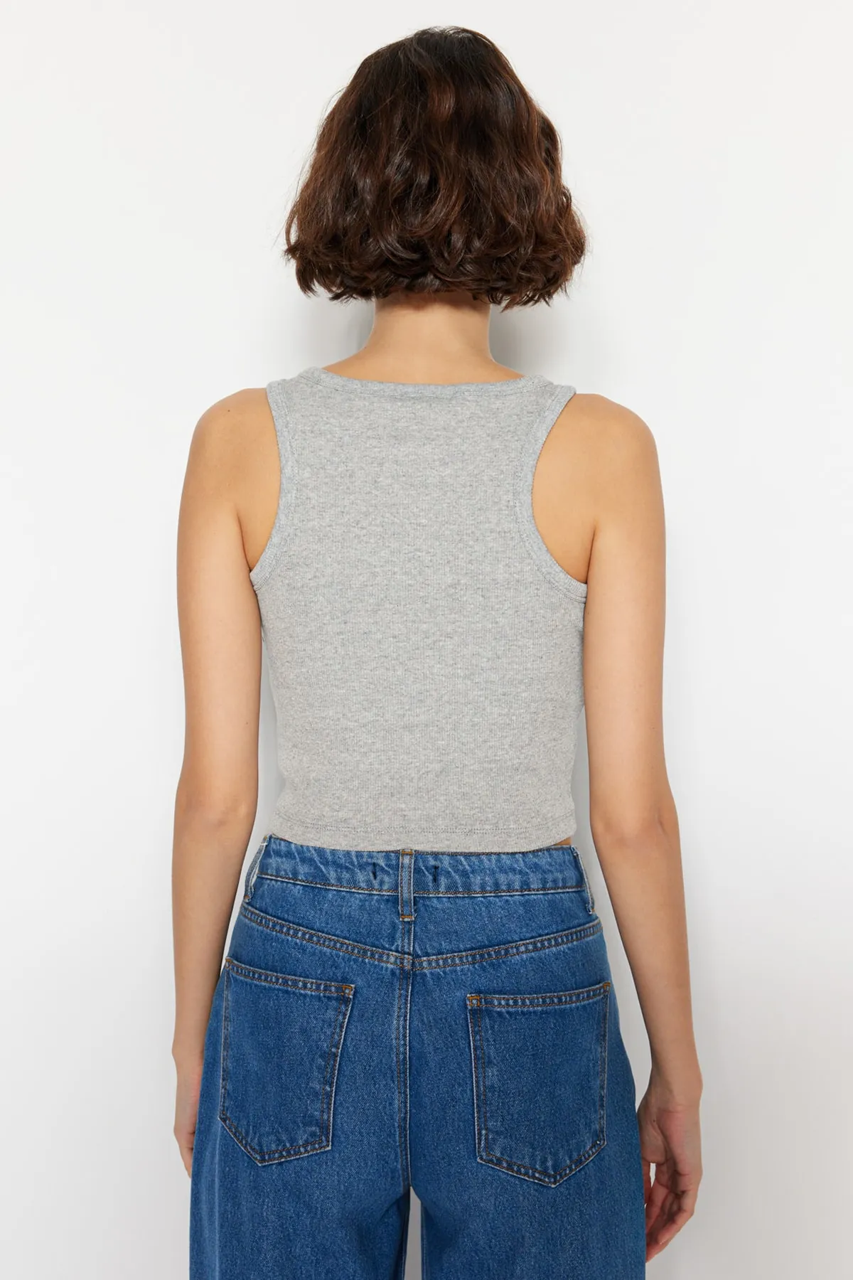 Trendyol Collection  Marineblau-graues 2er-Pack tailliertes/tailliertes Crop-Neckholder-Tanktop aus geripptem flexiblem Strick TWOSS21AL0058