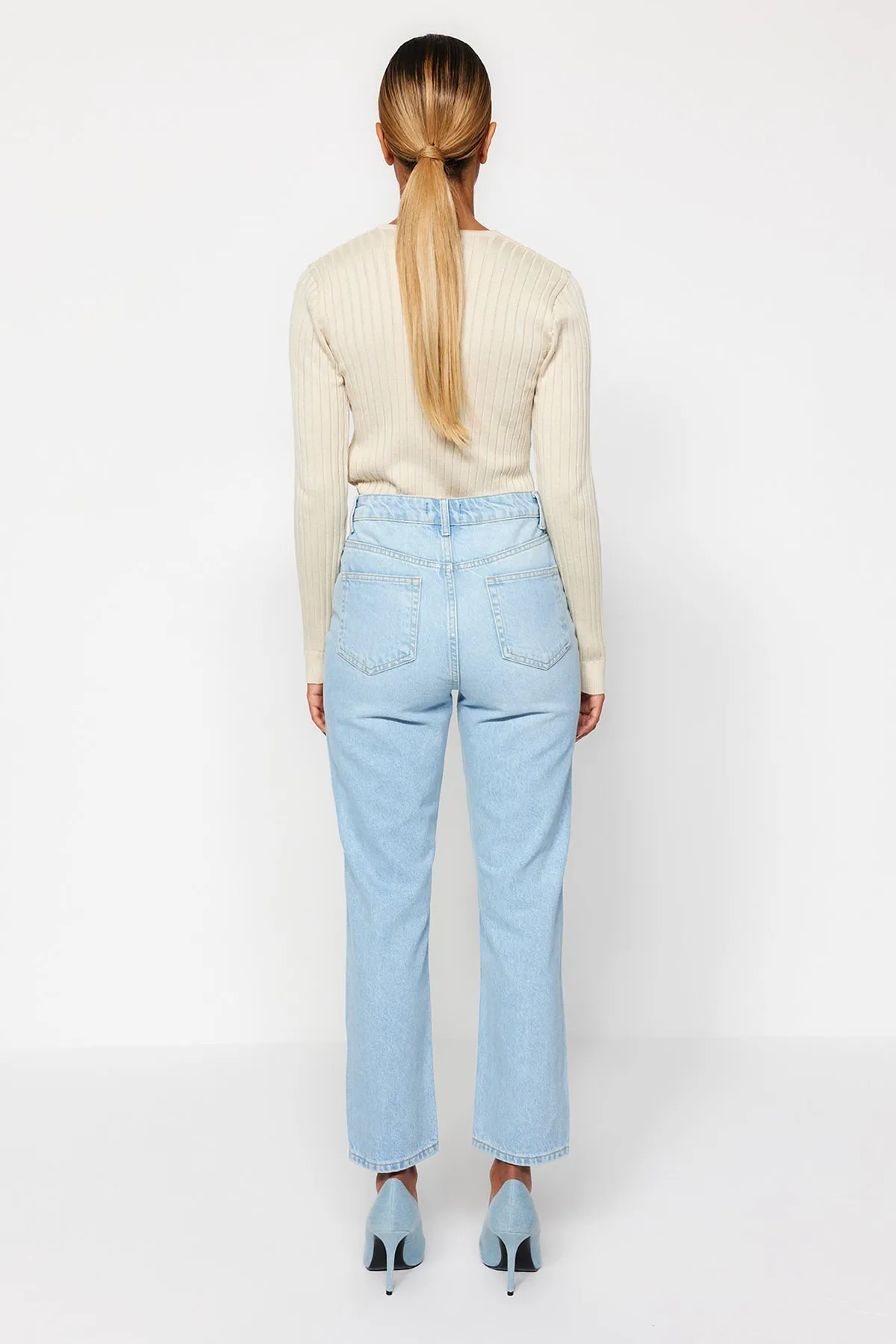 Trendyol Collection  Hellblaue gerade Jeans mit hoher Taille TWOAW24JE00082