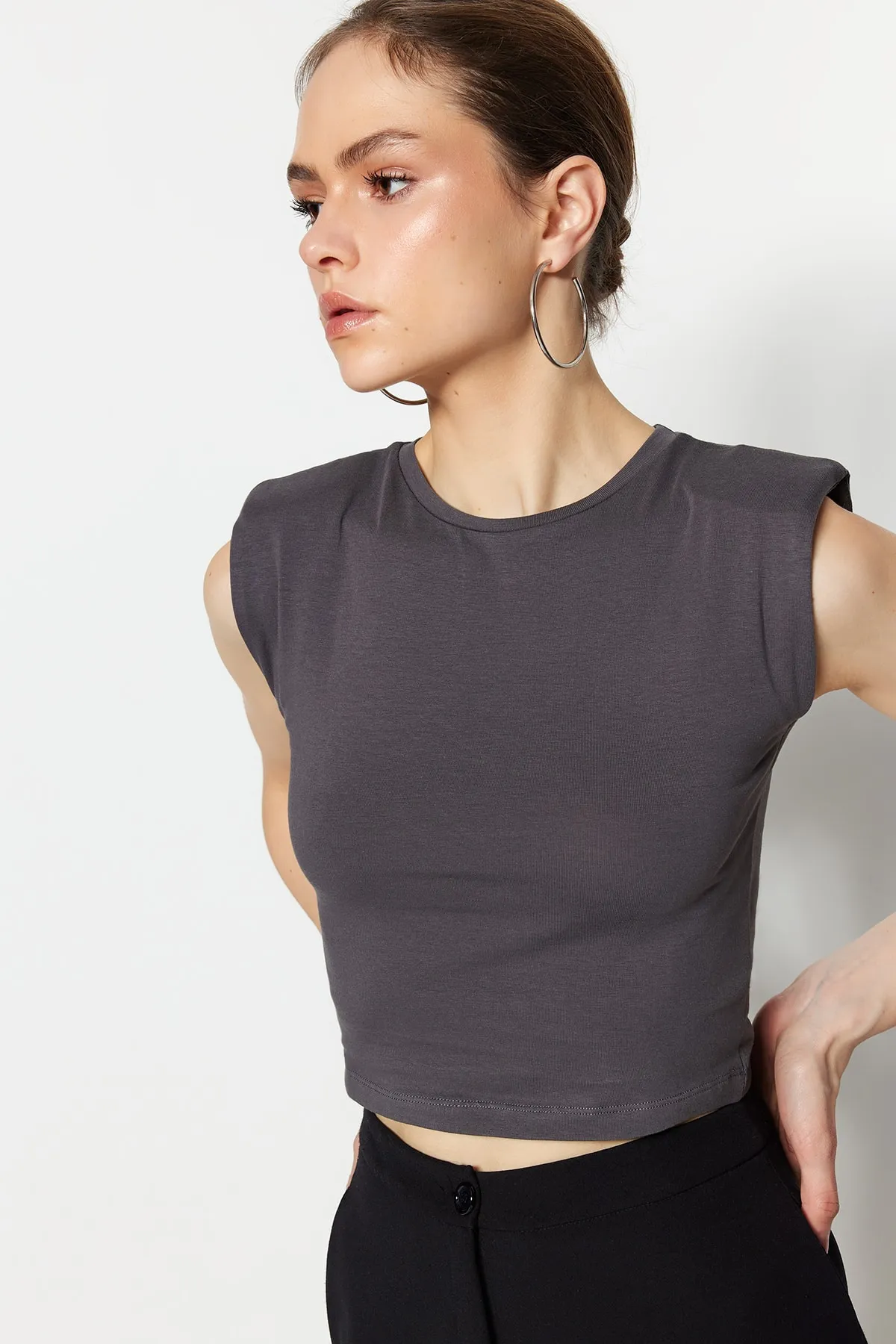 Trendyol Collection  Anthrazitfarbene, wattierte, eng anliegende, kurze, dehnbare Strickbluse mit Rundhalsausschnitt TWOSS23BZ00251