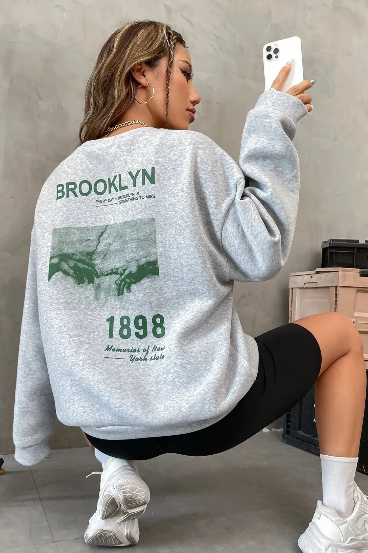 MODAGEN  Unisex Graues Brooklyn 1898 bedrucktes Oversize-Sweatshirt mit Rundhalsausschnitt