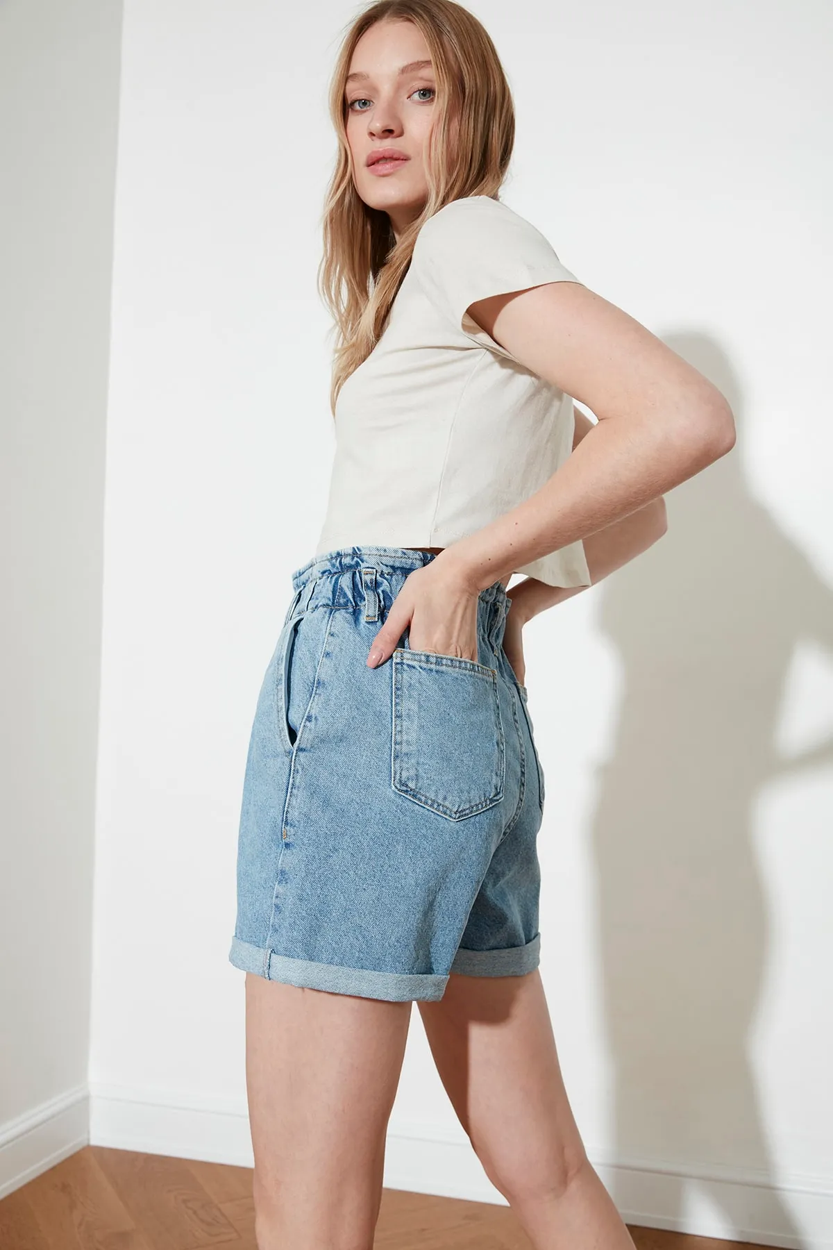 Trendyol Collection  Blaue, nachhaltigere Jeansshorts mit Knopfleiste vorne TWOSS20SR0319