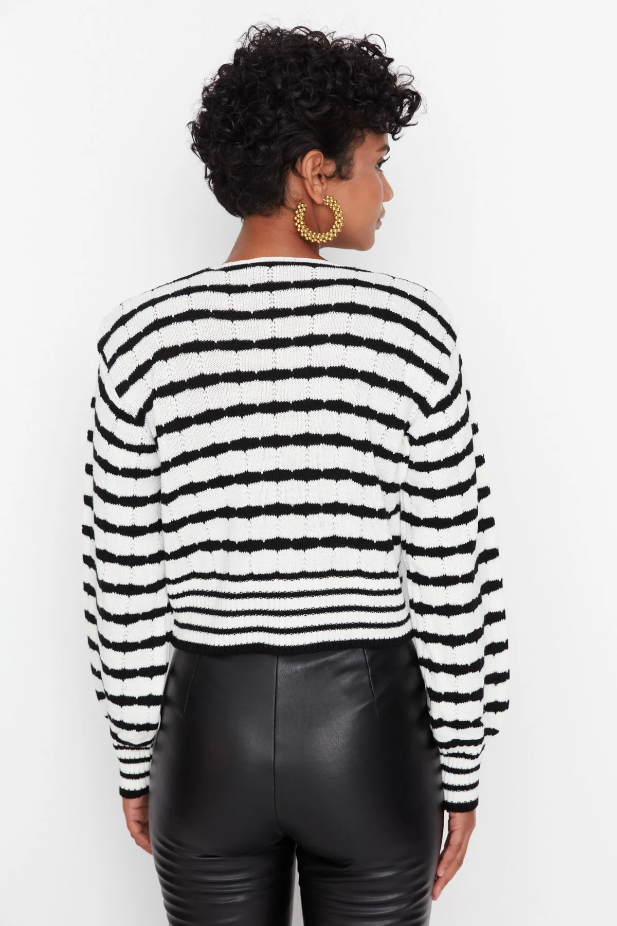 Trendyol Collection  Schwarzer kurzer Strickpullover mit Streifen TWOAW23KZ00634
