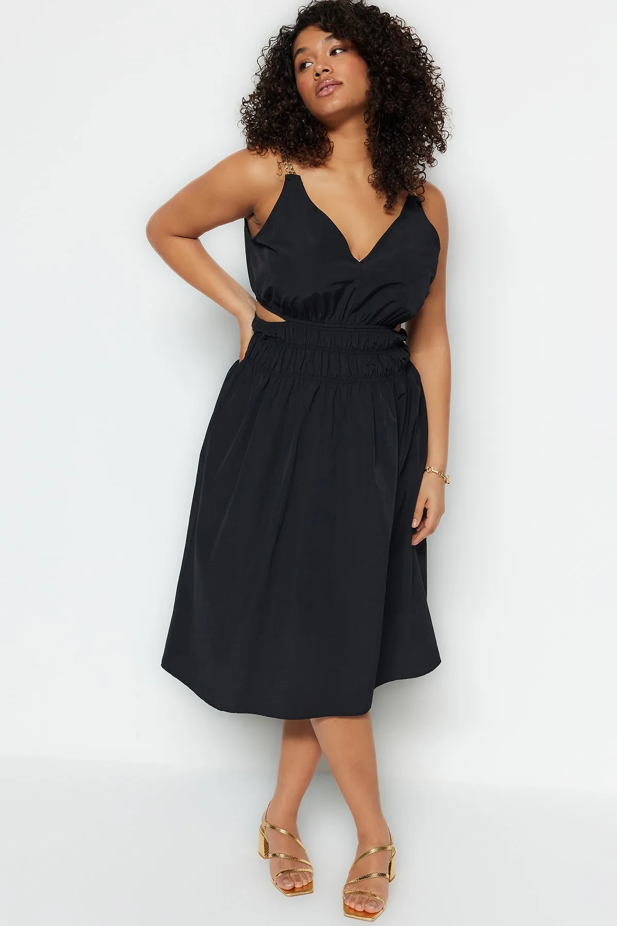 Trendyol Curve  Schwarzes Kleid mit gewebten Ketten-Accessoires TBBSS23AH00043