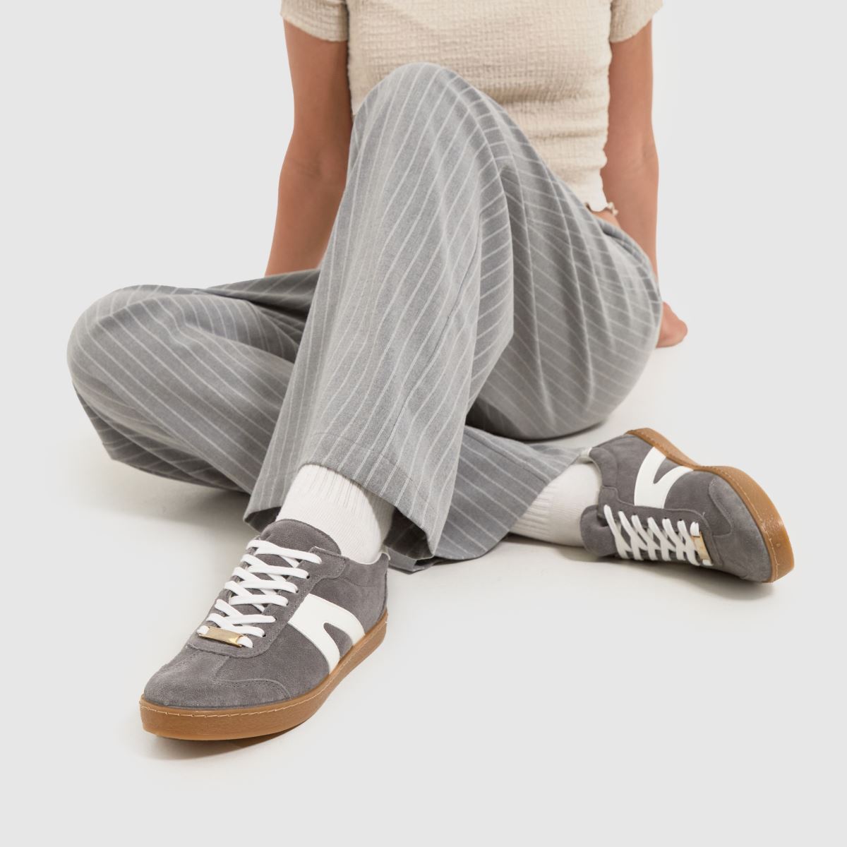 Schuh Marnie velúr gumitalpú edzőcipő szürke színben