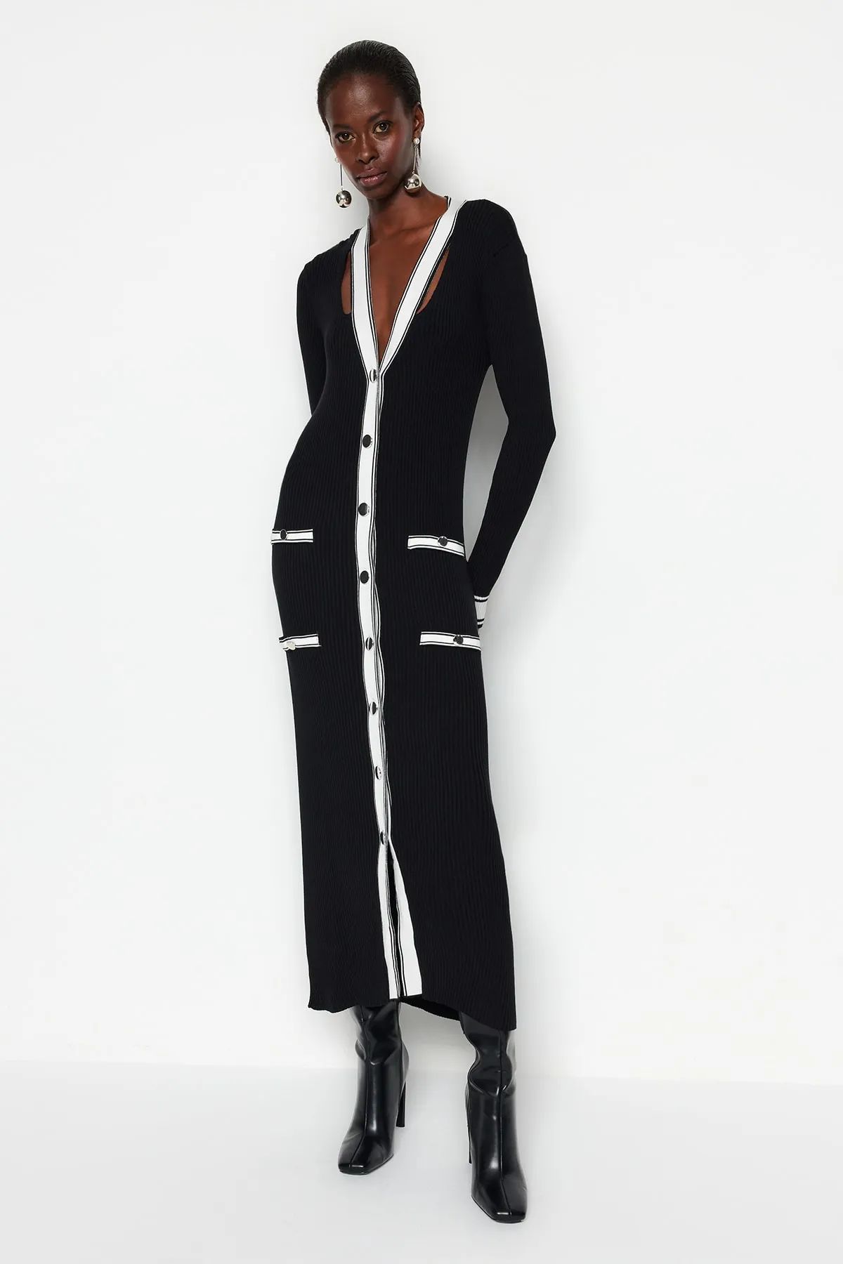 Trendyol Collection  Schwarzes Maxi-Strickkleid mit Fenster-/Cut-Out-Farbblockmuster TWOAW24EL00017