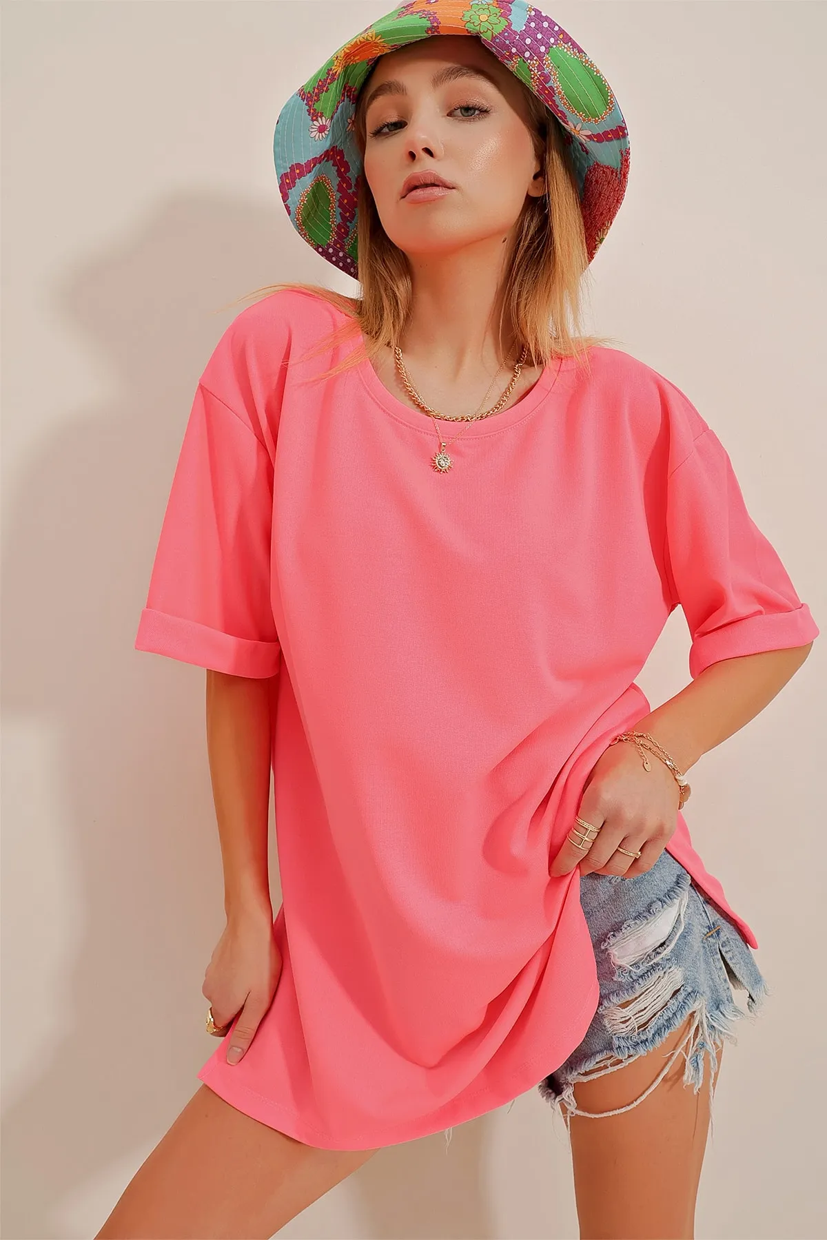Trend Alaçatı Stili  Damen-T-Shirt in Bonbonrosa mit Rundhalsausschnitt, doppelten Ärmeln, zwei Fäden und seitlichen Schlitzen, Oversize-T-Shirt ALC-X7871