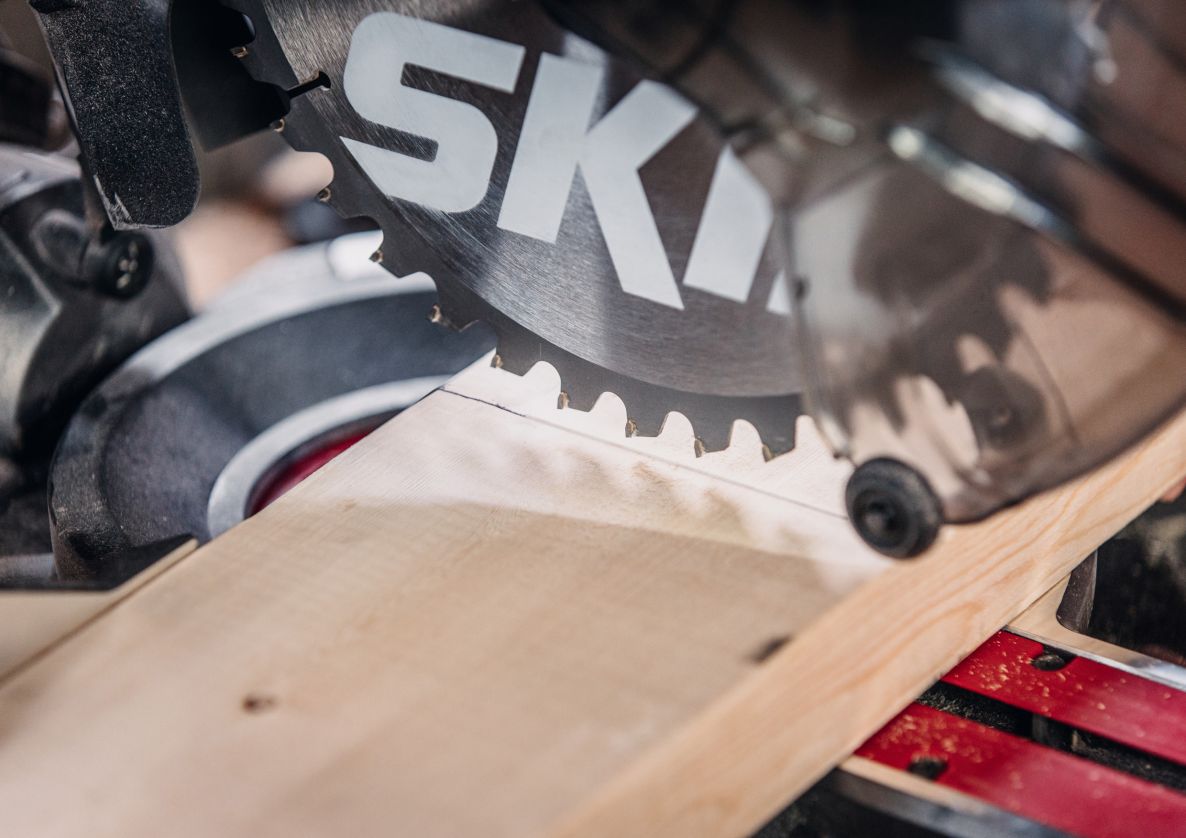 SKIL BT1E1321AA Miter saw with pull function and “dual bevel” and shadow line 254mm 2000W