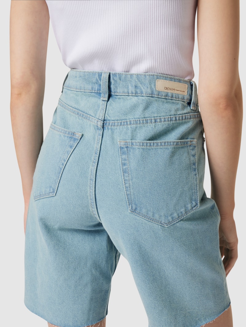 Jeansshorts mit ausgefransten Abschlüssen in hellblau