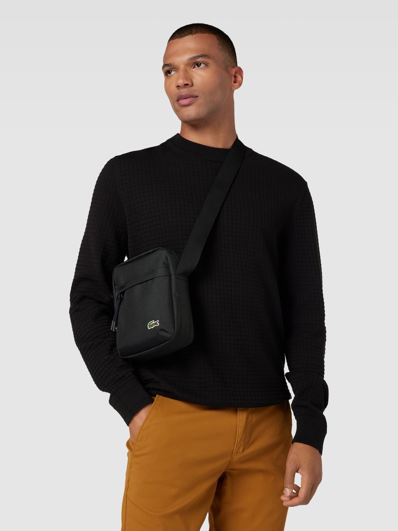 Umhängetasche mit Logo-Patch in schwarz