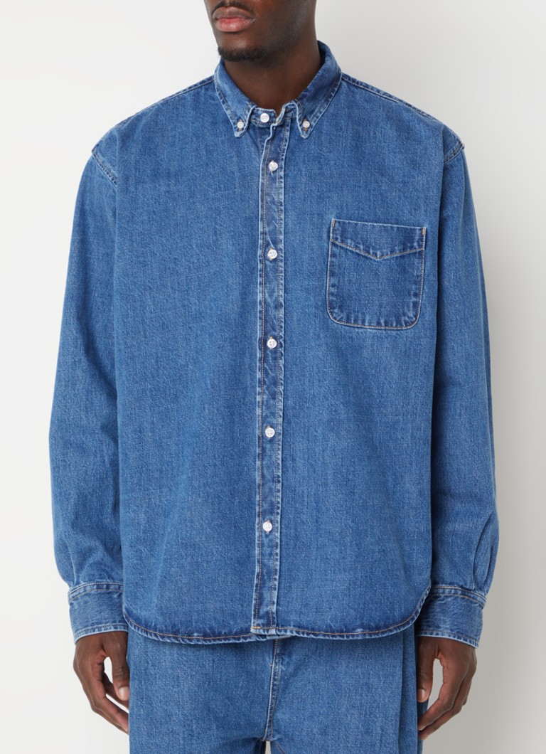 Camisa jeans oversized Sinclair da Frankie Shop com bolso no peito