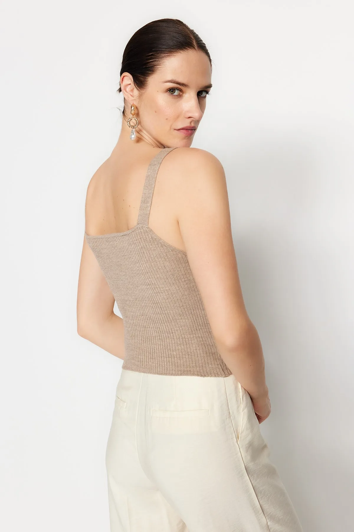 Trendyol Collection  Nerzfarbene Basic-Strickbluse mit Trägern TWOSS23BZ00805