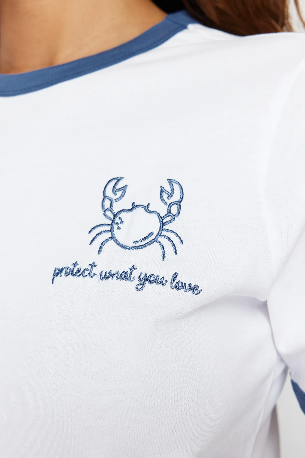 Trendyol Collection  Ecrufarbenes Strick-T-Shirt aus 100 % Baumwolle mit bestickten Kontrastpaspeln TWOSS24TS00037