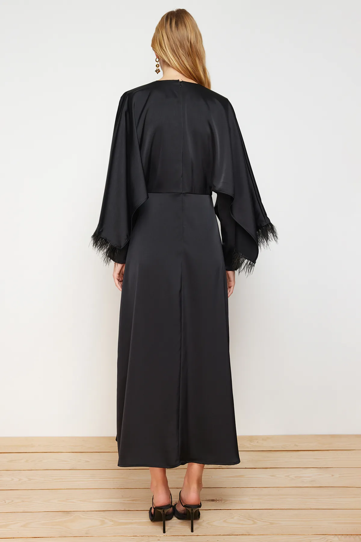 Trendyol Modest  Schwarzes, aus Satin gewebtes Abendkleid mit Manschetten TCTSS24DB00035