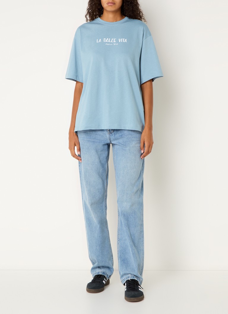 T-shirt Maggy del marchio Refined Department con stampa su entrambi i lati.