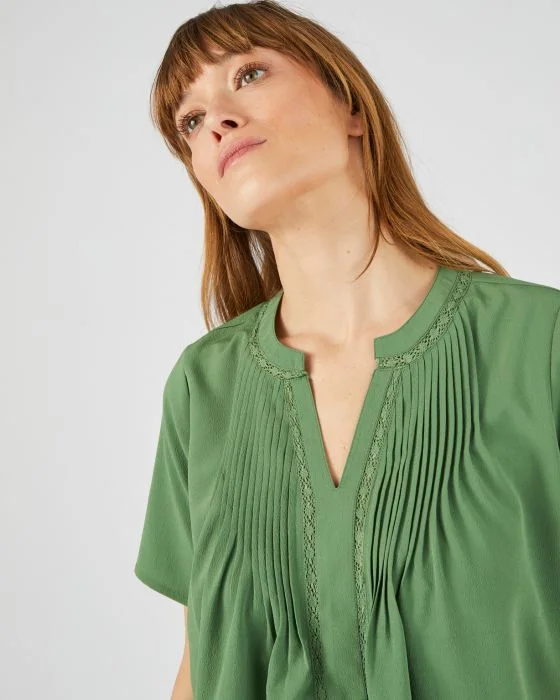 Blouse à plis et macramé