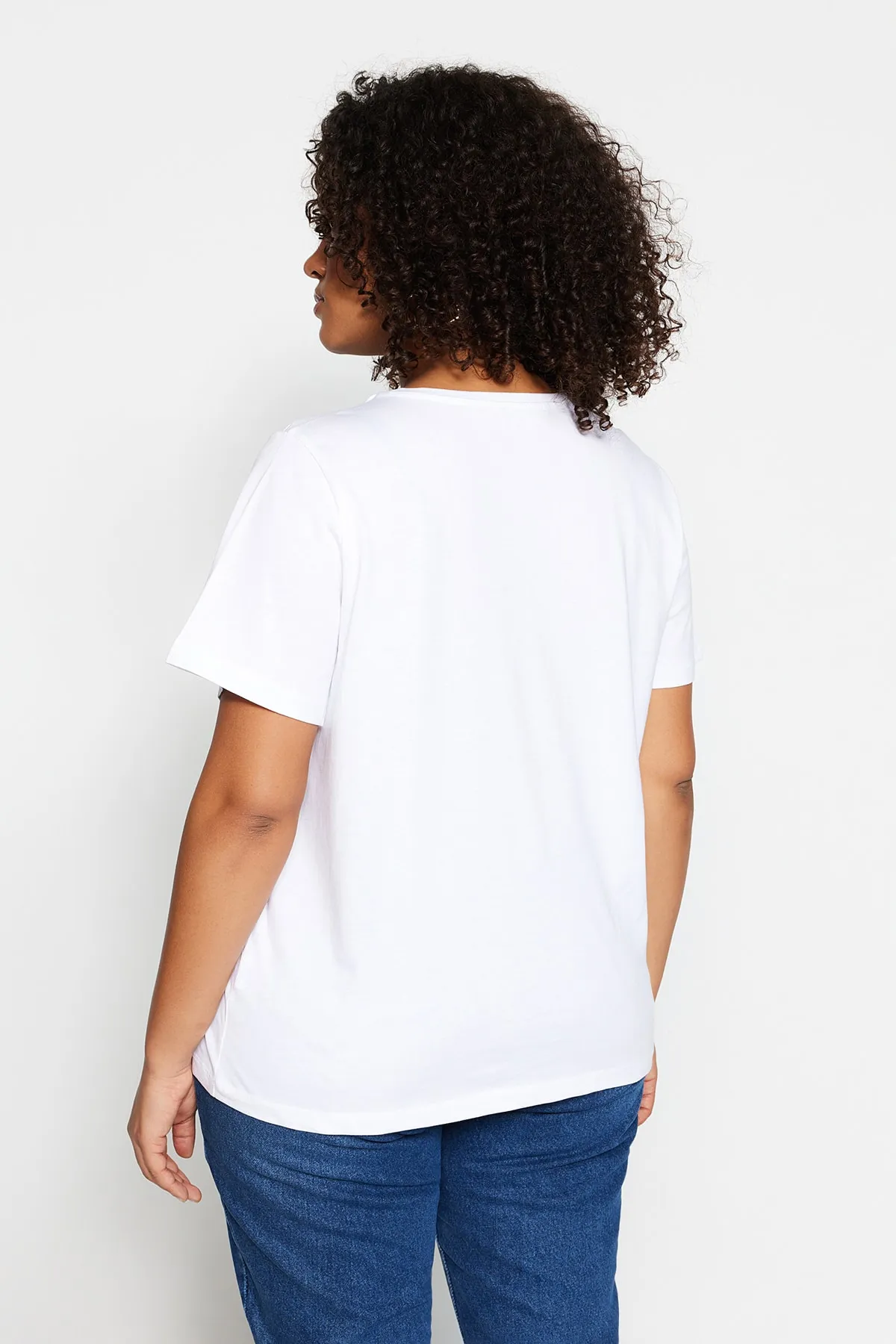 Trendyol Curve  Weißes Basic-Strick-T-Shirt mit Rundhalsausschnitt TBSSS22TS0733