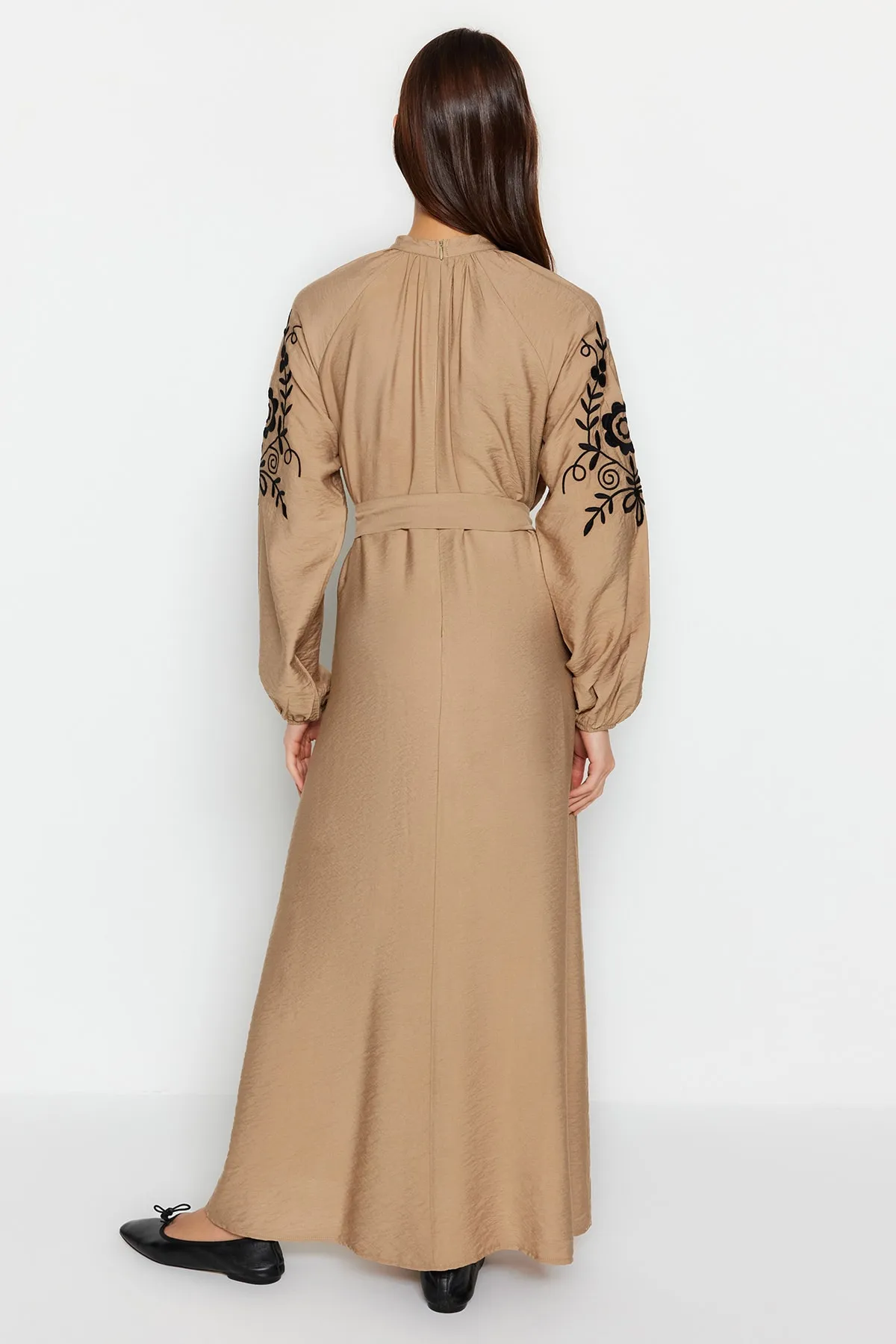 Trendyol Modest  Beigefarbenes Kleid mit Gürtelstickerei, weitem Schnitt und gewebter Leinenoptik TCTSS23EB00224