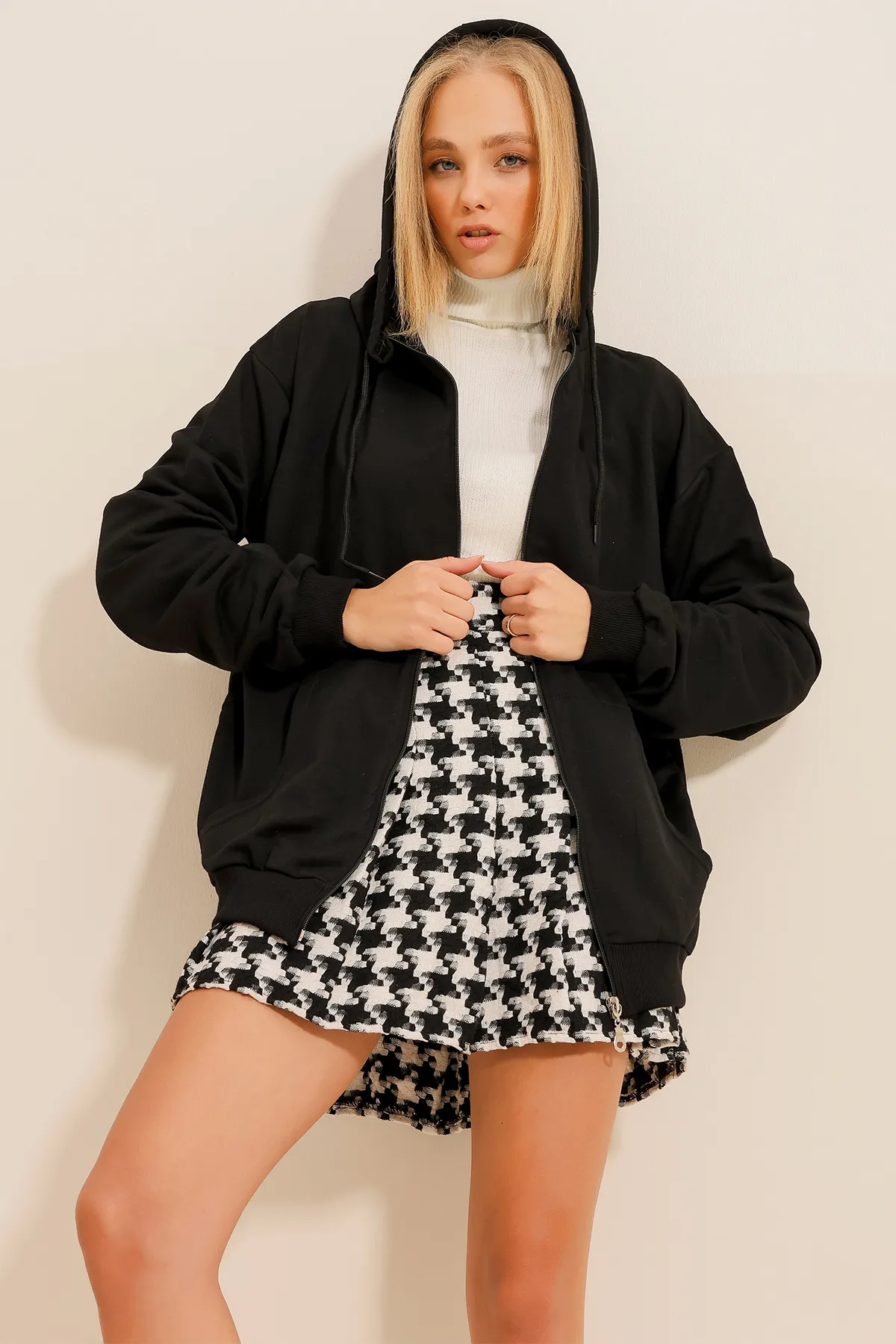 Trend Alaçatı Stili  Schwarzes saisonales Damen-Sweatshirt mit Kapuze, doppelter Tasche und Reißverschluss ALC-667-001