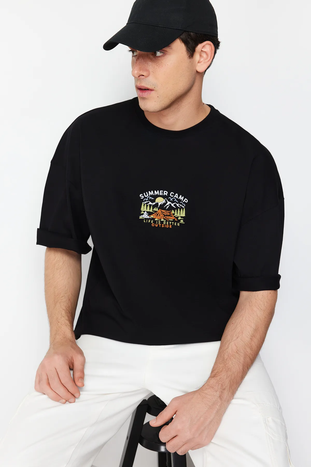 Trendyol Collection  Schwarzes, übergroßes/weit geschnittenes, kurzärmliges, landschaftlich besticktes T-Shirt aus 100 % Baumwolle TMNSS23TS00243