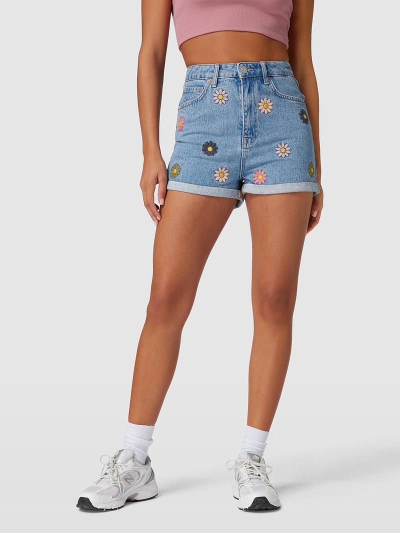 Jeansshorts mit floralem Stitching in hellblau