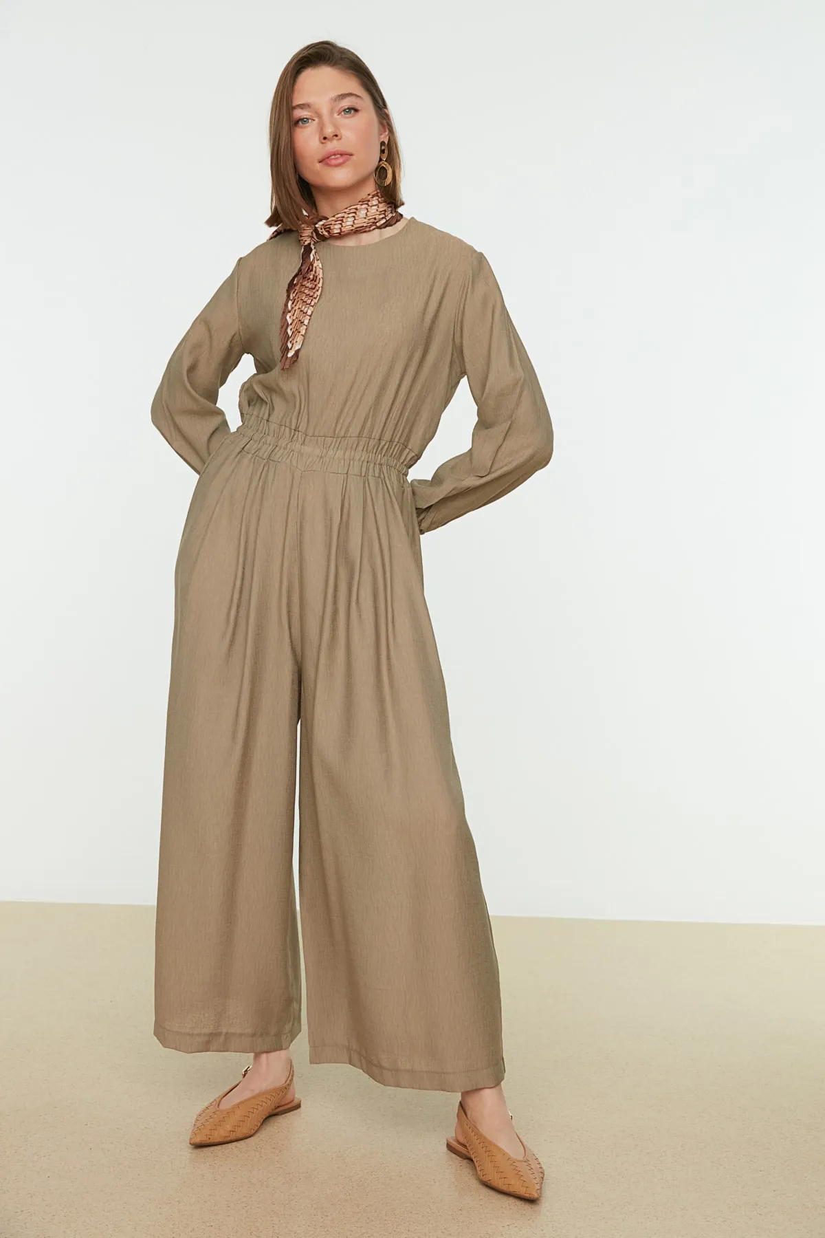 Trendyol Modest  Nerzfarbener Overall mit Rundhalsausschnitt, elastischer Taille, entspanntem Schnitt und weitem Bein TCTSS21TU0206