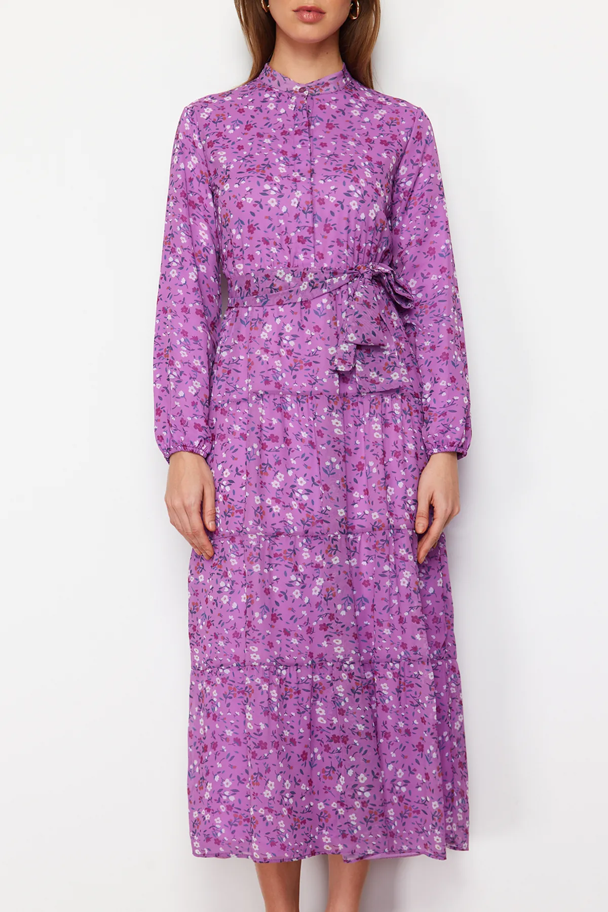 Trendyol Modest  Lilafarbenes Kleid aus gewebtem Chiffon mit Blumenmuster, Gürtel, Stehkragen und Futter TCTSS21EL3346